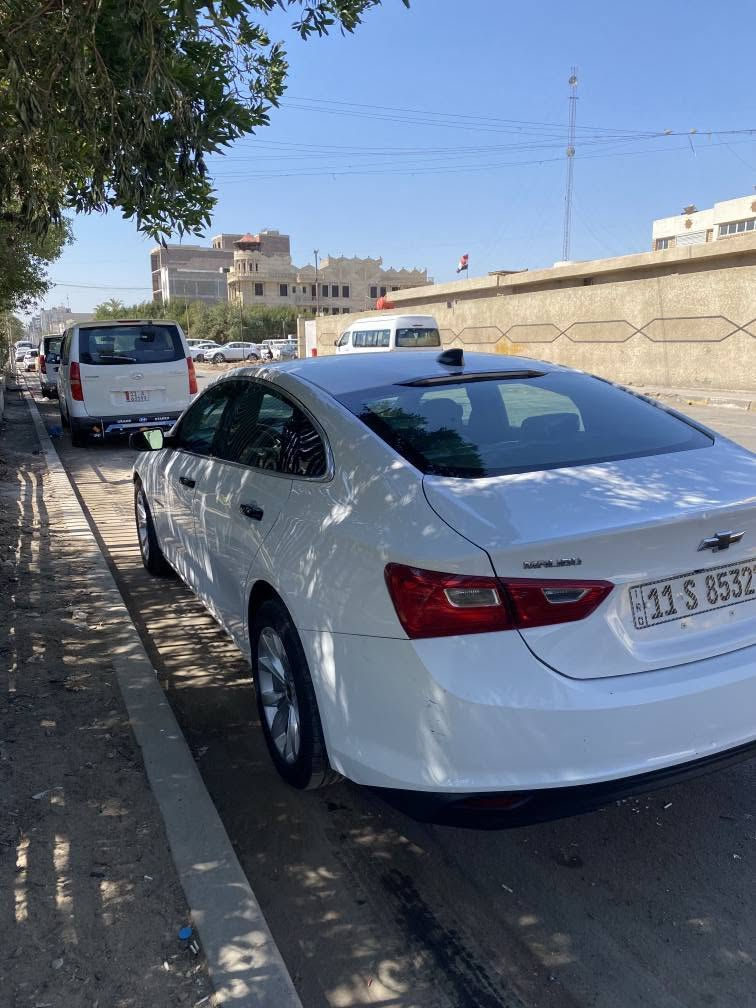 السلام عليكم 
ماليبو 2019 LS 
رقم بغداد انكليزي جديد بأسمي 
حادثهة خشم البنيد 
وبيهة صبغ ربع البنيد وجاملغ ايسر 
السيارة جديدة ونظيفة 
مسويلهة ادامة كاملة من نوزلات وبلكات وجويتر ومنظومة مي وراديتر 
حدادة امامي خلفي جديدة 
تخم تاير جديد 
منظومة تبريد جديدة قبل شهر 
عدسات لايت جديدة زنون 
كهربائيات البجم كبس جديدة 
 السعر 100 وبيهة مجال للشراي بسيط 
مكاني الشعب 
*********** اتصال او واتساب بغداد, العراق
