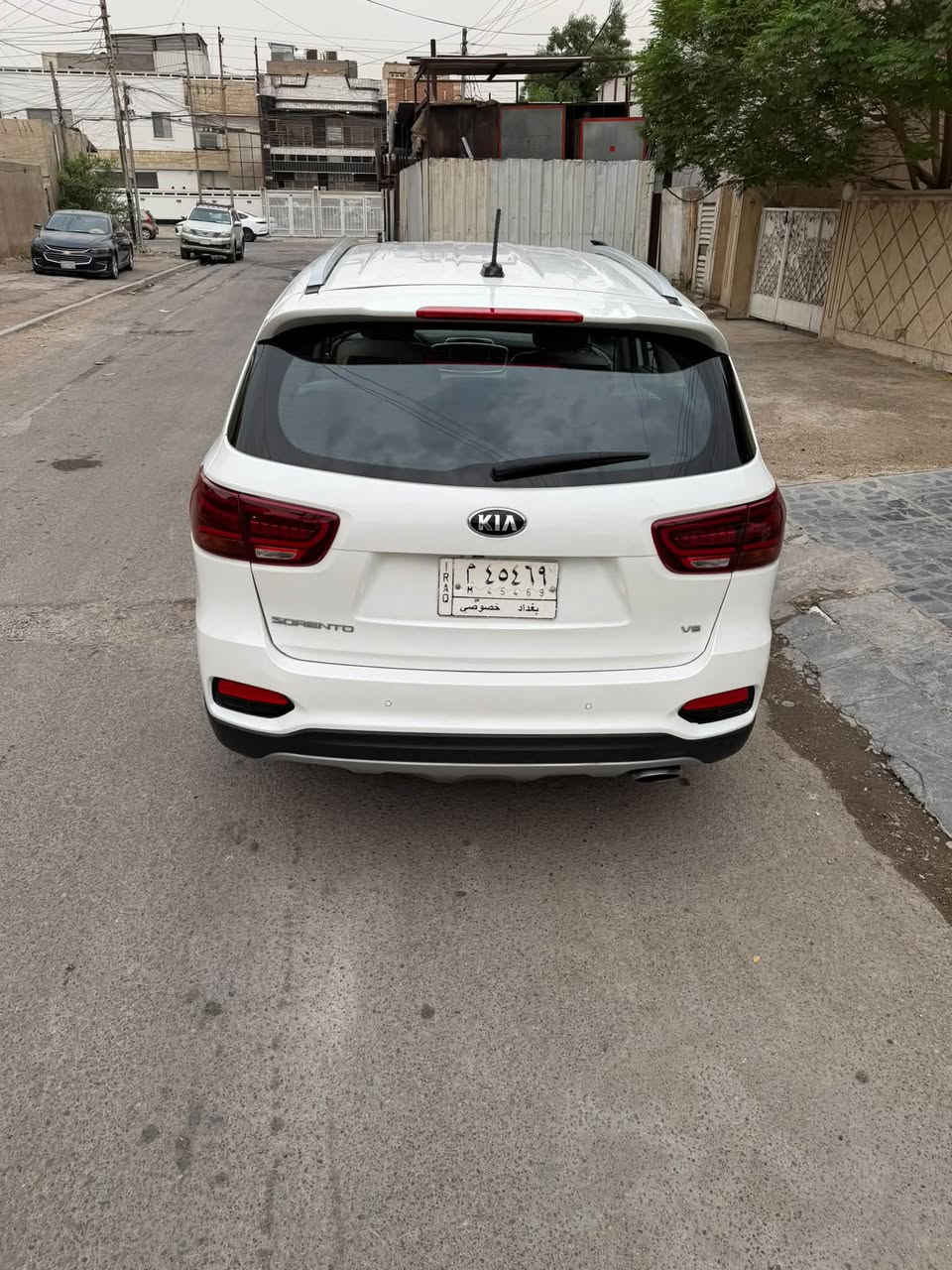 سلام عليكم 

كيا سورنتو 2019 خليجي بعدها بالفابلون بدون حادث فقط بارد بالجاملغ العكس السايق الخلفي بكد اصبعين وبيها شخط بالباب العكس السايق بس ما نافذ يعني بس طبع خفيف 
ماشيه 62 الف كيلو 
بصمه 
جلد 
جنطه كهرباء 
حساس امامي وخلفي 
سبعه راكب  
مري شفط 
6 سلندر 

للاستفسار الاتصال *********** وتساب وخط موجود 
السعر 225 مكان السياره بغداد حي البنوك
