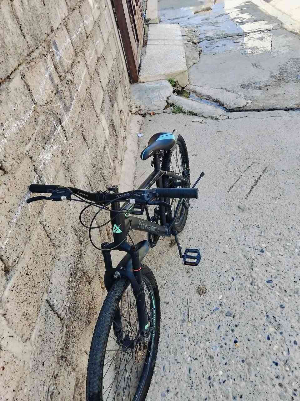 السلام عليكم بايسكل رياضي ثقيل جديد ما مستخدم كلشي بي شغال كلشي بي ما امبدل وضع شركه  السعر 100 وبي مجال حك جيتك العنوان موصل رشيديه للستفسار ***********
