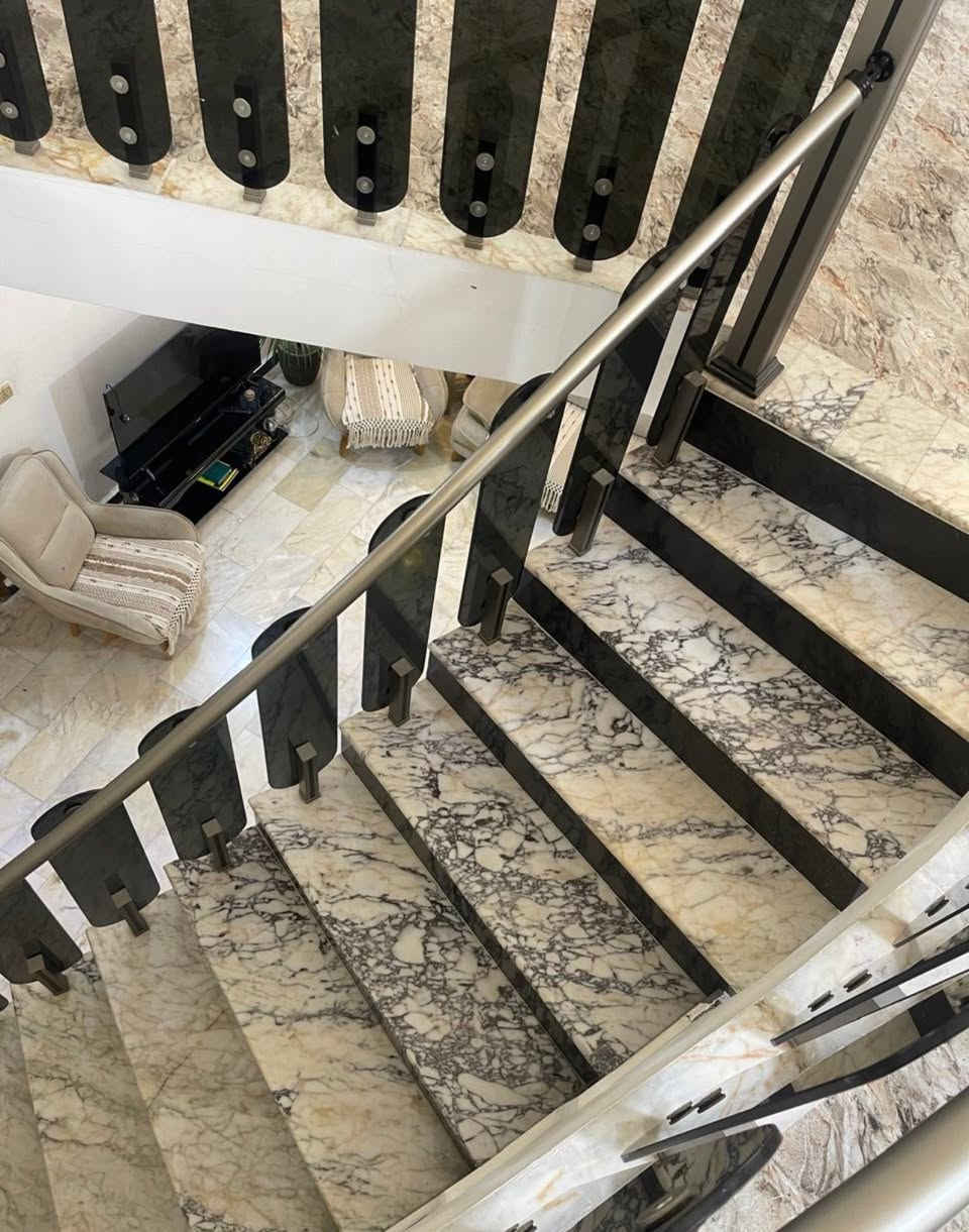 للبيع بيت طابقين 300 متر واجهه 12 يتكون4غرف نوم واستقبل ومطبخ وصاله مجمع البلده قاعه شهرزات مدخل شفته الجديد
للاستفسار ***********
