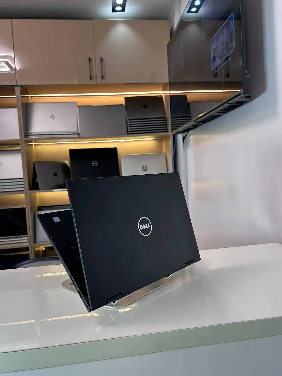 Dell 3390 • i5 جيل ٨ • شاشة لمس