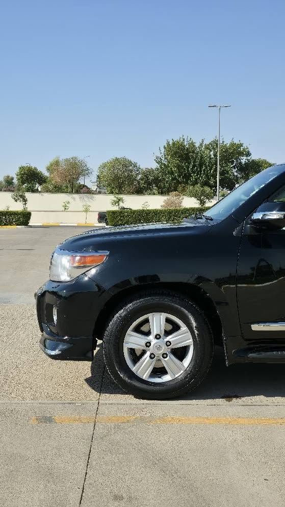 سلام عليكم  لاندكروزر مودیل‌ 2013 مواصفات vx.s محرک‌ 4.8‌ وارد‌ خلیجی‌ سیاره‌ تجی‌ وارد‌ خاص‌ یعنی‌ مواصفاتها‌ تجی‌ اعلی‌ من‌ لکزس‌ 
موصفات:
-لون اسود‌ ملکی‌ 
-لایتات‌ عدسات بلادی‌ 
-سیاره‌ تجي بيها جگ نزول / ارتفاع
-تجي بيها سلايت 
-تشغيل عن بعد 
-باب خلفي فتح اوتوماتيك 
كاميرا خلفيه +360
 تبريد / تدفئه المقاعد 
حساسات اماميه وخلفيه 
مقاعد جلد + تحكر اوتوماتيك 
تحكم اوتوماتيك مناخ داخل غرفه 
3 صفوف مقاعد 
شاشه وتحکم صوتی 
سماعه‌ jbl
تثبيت سرعه 
حتى كشنات الخلفيه بي تدفئه /وتبريد 
تلفزيون وسطي 
كشن خزن 
سياره تجي بي 6 نمر اامرغوب‌ 
سکان‌ هید‌ر‌ 
کاشف‌ ضبابي
نظام ECO
نظام‌ زحف‌ 
ثلاجه‌ 
اغلبیه‌ تحکمات‌ تجی‌ بل‌ شاشه‌ الرئیسیه‌ 
 12‌ ئیرباک. 
 السیاره‌ بي شغله كلش حلوه و هي نظام ECO  صح هی 8 بستن ‌ ولاکن‌ ویا‌ هذا‌ نظام‌ سیاره‌ تصرف‌ اقل‌ من‌ 6 بستن ‌ وبنسبه‌ للصبغ‌ سیاره‌ بیها‌ قطعه‌ وحده‌ صبغ‌ 
سیاره‌ ماشیه‌ 168‌ الف‌ کیلو‌ بنشبه‌ للمودیل‌ کلش‌ قلیله‌ ❤️
سیاره‌ انطي گیر‌ ومحرك شرط 
وانطيك شرط تحويل 
سياره جاهزه من كل شي ... سنويه ...  هزه 
وبنسبه للسعر اطلب بيها ((((( 322‌ ))))) وبیها مجال 
مکانی‌ اربيل
رقم تلفون‌ :*********** أربيل, العراق
