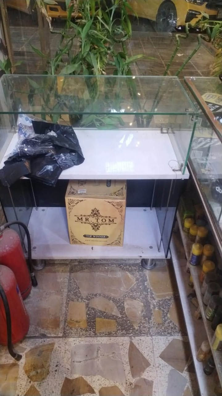 السلام عليكم
تصفية محل فاترينات عدد أربعة  مال عرض ثلاث ميز مكتبي  اثنين منهم متر في متر وعشرين  ومتر وعشرين في مترتين 
للبيع الاتصال ع هذا الرقم ***********
