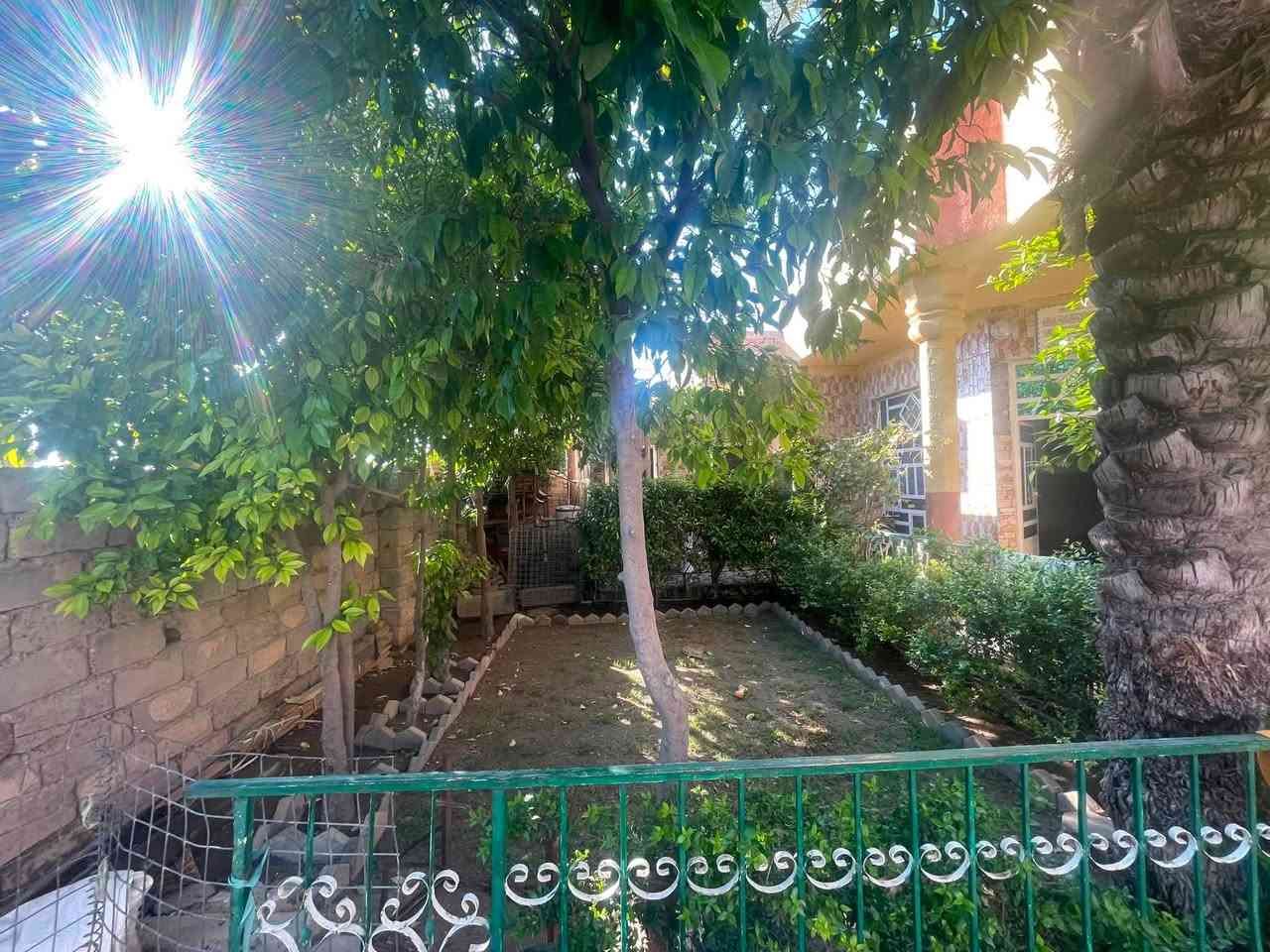 السلام عليكم
بيت طابو صرف
مساحة 300 متر 
ألبيت طابقين 
الطابق الاول 
يحتوي على 
استقبال - هول -مطبخ - صاله - غرف 2 -حمام داخلي وخارجي - تواليت 2 - حديقة - كراج كبير 

الطابق الثاني 
يحتوي على 
صاله - غرف 2 - حمام 

مكان البيت التاجي الحماميات 
الاستفسار الاتصال على الرقم 

‭***********‬
