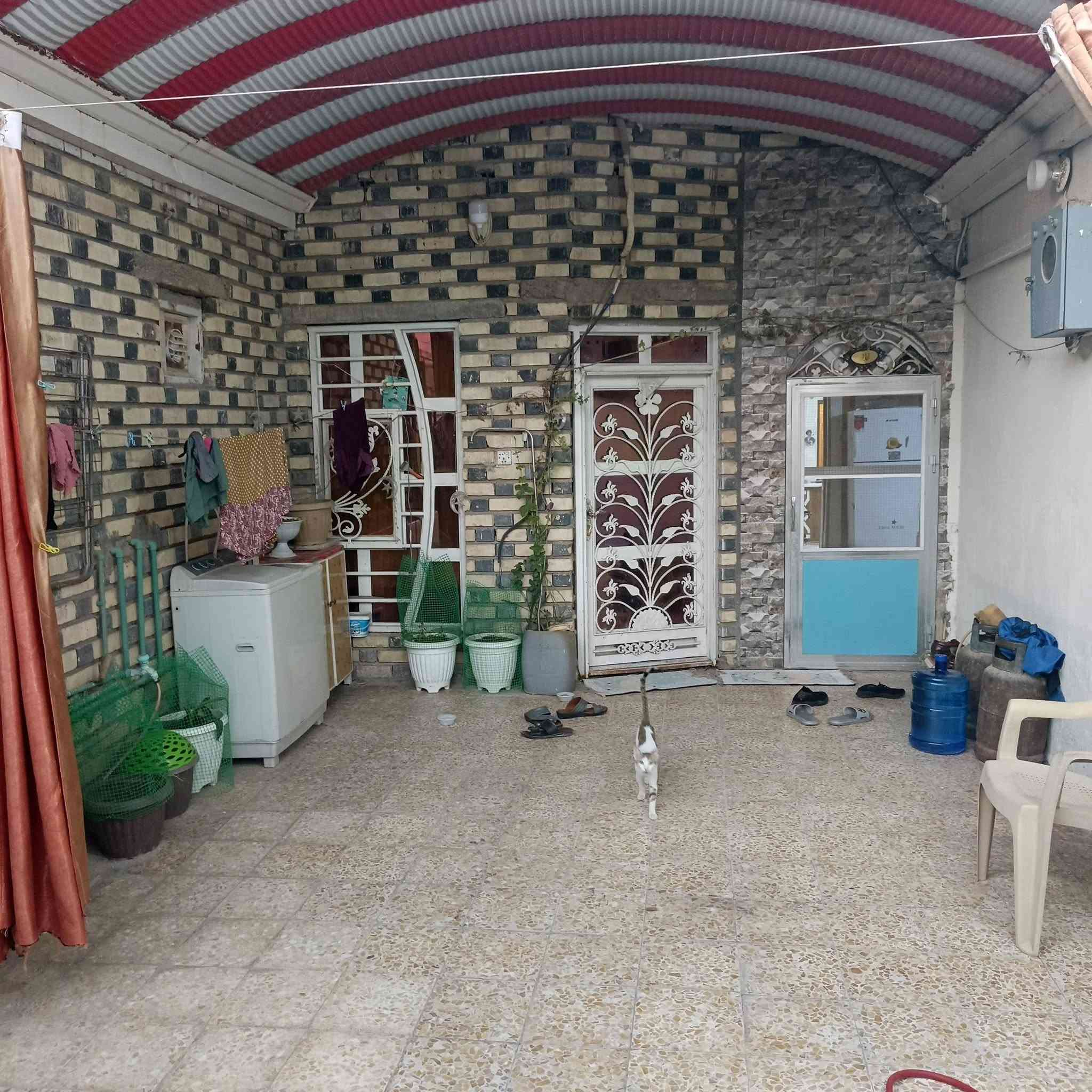 المساحه 200م واجه 6م يحتوي على استقيال مع مجموعة صحيات خارجية
و مطبخ مع الكاونتر حديث
و غرف عدد 2 كبيرة + صاله كبيره 9م مع مجموعة صحيات داخليه .
اساس كونكريت و المنزل شيلمان بحاله جيده 
المكان خلف صيدلية النعم قرب قاعة علوش  . الشارع 8م 
السعر 210 مع المجال القليل 
للاتصال ***********
