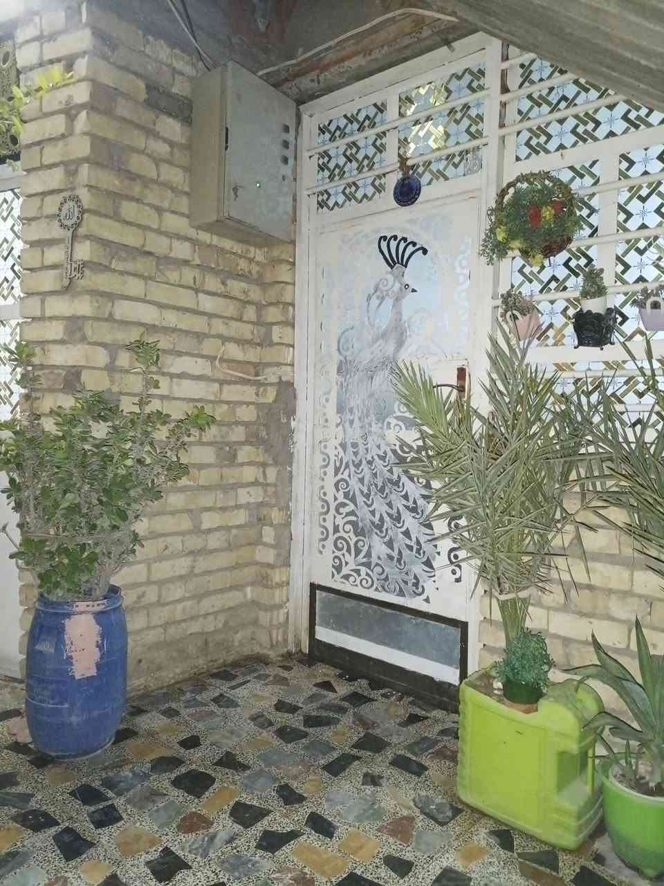 بسم الله الرحمن الرحيم،،دار للبيع مساحه ١٠٠ متر طابقين،،الطابق الثاني مشتمل معزول يستخدم استثمار للإيجار، الشعلة الشارع الغربي شارع أفران الضياء استفسار (***********)
