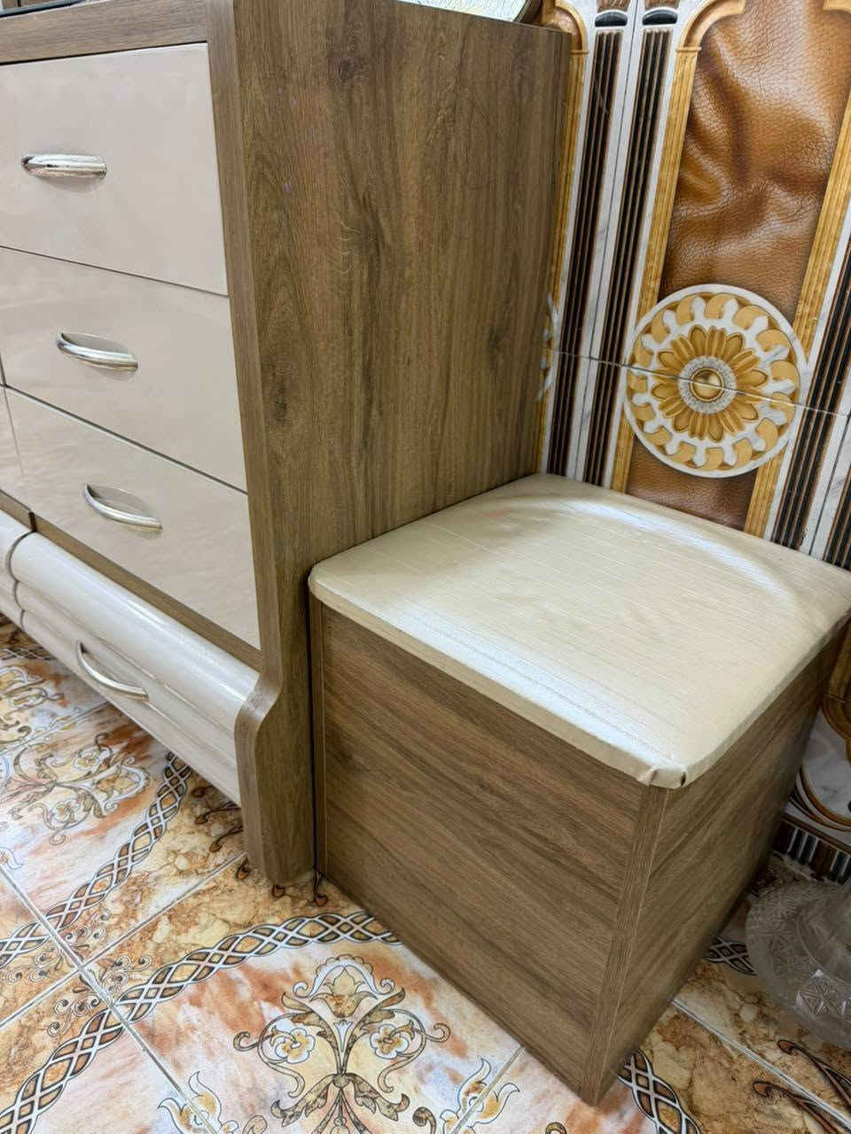 غرفه تركي خشب ثقيل سرير مخزن نظيفه بدون ضرر السعر 850 وبيه مجال قليل حله قرب جسر بته م ***********
