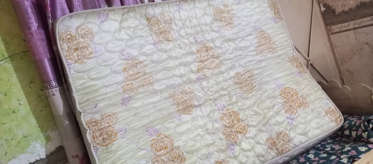 دوشك سنفج نفرين مستخدم بس نظيف سعره ب٤٠ مكاني زويرجات  ***********
