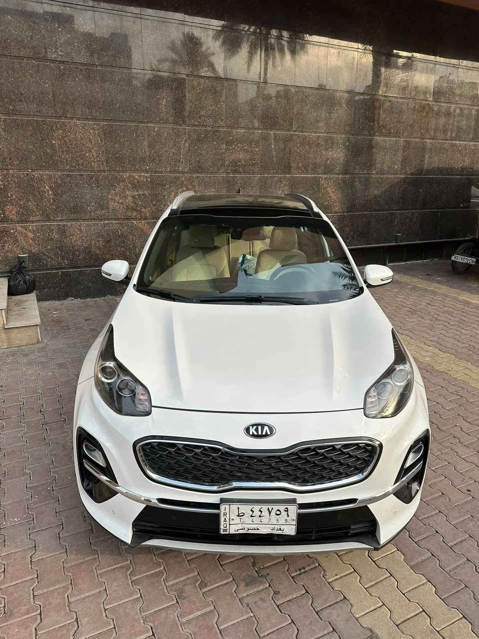 🚘 للبيع | كيا سبورتج 2019 فول مواصفات
موجوده باليرموك الاربع شوارع 
🔹 الموديل: 2019

🔹 النوع: Kia Sportage

🔹 اللون: أبيض صدفي 
لون الجام زيتوني 
🔹 السعر 19,800$ قابل للتفاوض بالمعقول.

المواصفات 
-فول مواصفات (للأخير)

✅ بانوراما

✅ بصمة تشغيل ودخول ذكي

✅ شاشة وكاميرا خلفية

✅ حساسات أمامية وخلفية

✅ مقاعد جلد

✅ مقاعد كهربائية

✅ تدفئة وتبريد للمقاعد

✅ هاند بريك إلكتروني + Auto Hold

✅ Drive Mode

✅ إنارة LED/Xenon

✅ كروز كنترول

✅ مرايا كهربائية

✅ فتحة صندوق كهربائية 
📍 السعر المطلوب:١٨.٣٠٠ دولار
📞 للاستفسار***********
السيارة نظيفة وجاهزة للفحص، والبيع للمشتري الجاد فقط. بغداد, العراق
