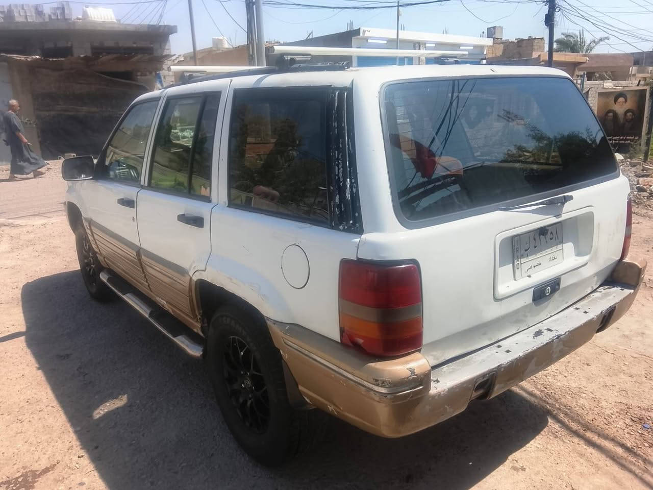 السلام عليكم جيب موديل 93 سنويه منتهيه مكمل هزه رقم بغداد سياره نضيفه تخم تايرات كير ومحرك بلادي مكفولات سياره خير من الله مال جنايه ***********  مكان بغداد 38 بيها مجال
