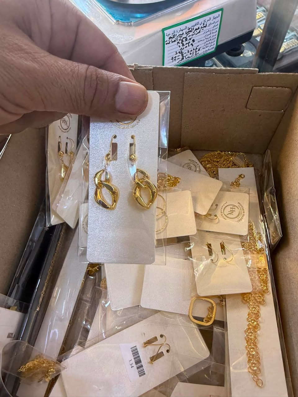 الجمال والأناقة الخليجية تجدونها دائماً لدى مجوهرات ليث القيسي ✨اساور صياغة خليجية دزاين حديث، تبرز جمالج وتضيف لمسة من الفخامة لكل إطلالة 🌟 القطع متوفرة الآن في مجوهرات ليث القيسي 
* 💳 ملاحظة: يتوفر لدينا نظام البيع بالتقسيط لحاملي بطاقة (كي كارد) لسهولة التعامل.
‎📍 العنوان: واسط - الكوت - داخل سوق الذهب (الصاغة المركزي).
‎📞 للطلب والاستفسار أو الحجز: تواصلوا معنا مباشرة عبر الواتساب أو الاتصال على الرقم: ***********.
‎(مجوهرات ليث القيسي - التميز عنواننا دائماً) ⚜️
