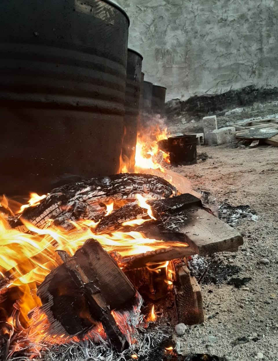 السلام عليكم اخوان العزاز نبدأ على  بركة  الله نشتغل زفت مال هيت السطوح وتصليح اشتايكر ومع قلع ماستك وتطبيك اشتايكر اصطوح والاتصال على هذا الرقم  ***********
