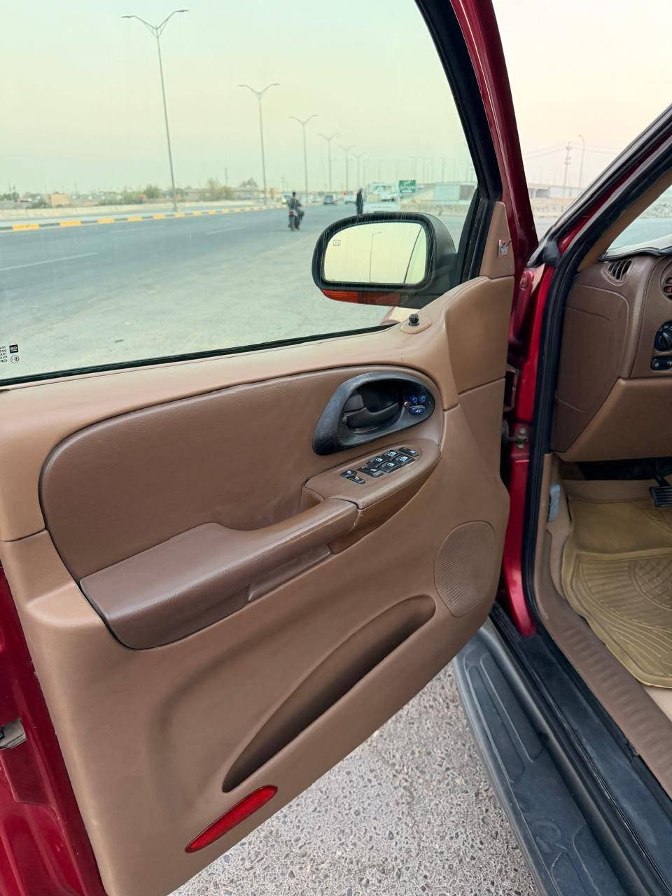 السلام عليكم للبيع سياره بلايزر 2002 LTZ وارد كوري لكوري معروف ما ينكفل من الصبغ
سنويه ورقام جدد
 كفاله  ضربه كير محرك 4200 القبق السود المرغوب
حداده تخم تاير منضومت بانزين منضومت تبريد 
كله جديد 
قبل فتره حورت الكلج مروحه شديت فانات 
صار فرق كلش حلو بيهه قلت صرف وقود 
وصارت خفيفه ونمر ذبهن بسرعه
تبريد تدفئه قطعتين ثلج 
شاشه كامره 
كشنات تدفئه تحكم كهربائي
مثبت سرعه
ما ناقصهه شي جاهزه من كل النواحي
سعر 98 وبيهه مجال 
الستفسار *********** البصرة, العراق

