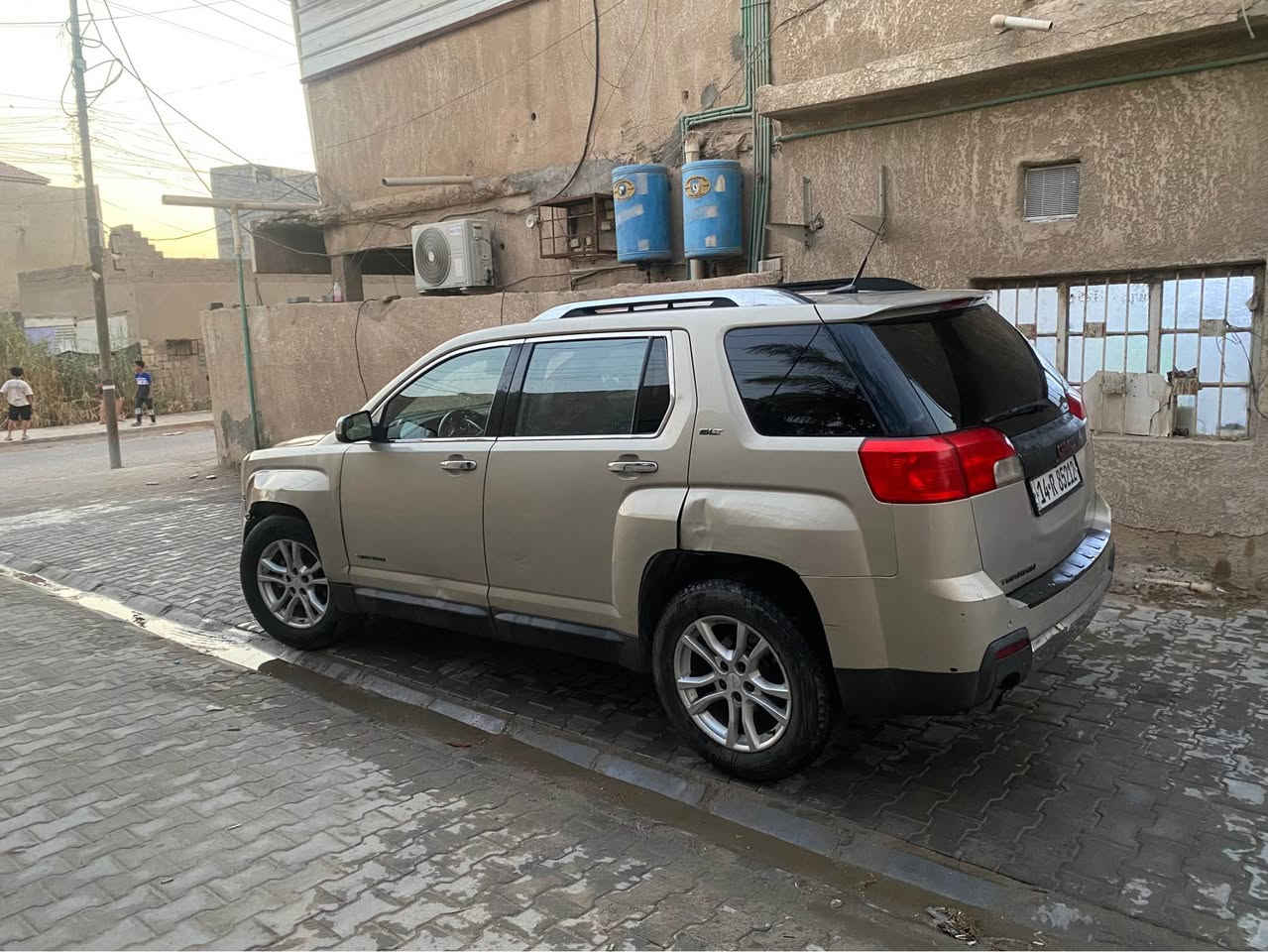 السلام عليكم 
جمسي تيران 
2012مديل التبريد يشتغل تحكم ستيرنه   الحداديه اربعين بالميه محرك 3500. تنته 
6 سلندر  رقم بصره انكليزي جديد 
 سعر 85وبيه مجال تعال شوفه  ***********
تصل وبخدمه البصرة, العراق
