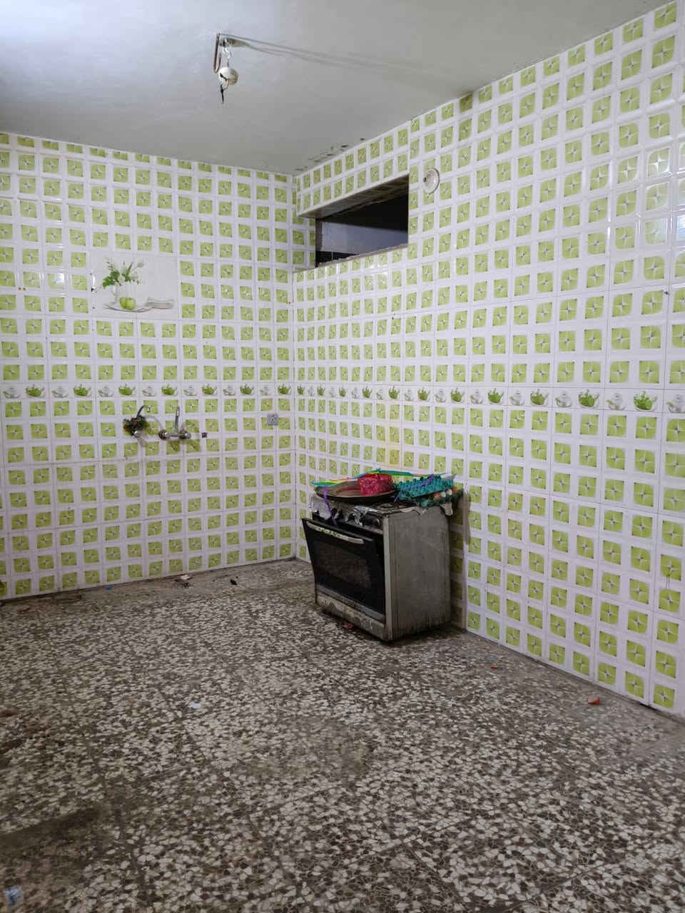 _بيت للأيجار مساحة 150متر.. طابقين نضيف جداً 

_الموقع: شارع 60 خلف مدينه حمورابي السياحيه قريب جداً على شارع يبعد 80 متر أو اقل

_الطابق الأول: 
غرفه نوم.. هول.. استقبال.. مطبخ.. مجمع صحيات 

_الطابق الثاني: 
غرفه نوم.. هول

_للأستفسار مراجعه مكتب القبه الذهبيه او الأتصال على الأرقام التاليه: 
***********
***********
