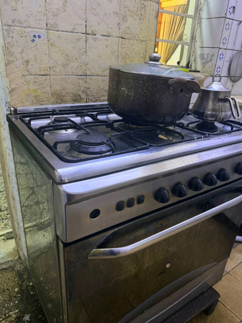 كاونتر مترين ونص مع سنك مترين سطح مرمرةبسعر 350 مع طباخ سل ستيل 5مشاعل بسعر 100الف للتواصل واتساب ***********