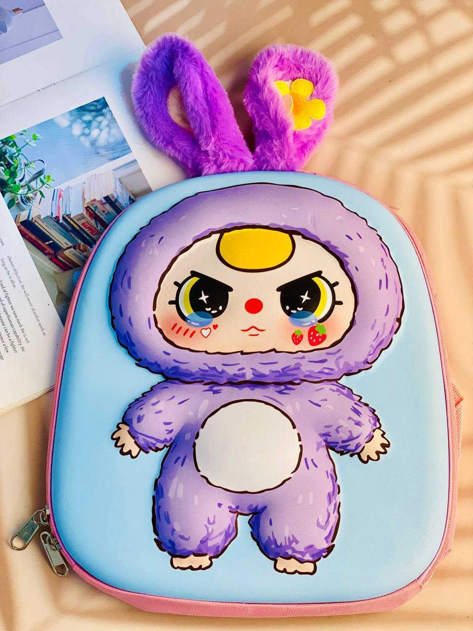 🎒✨ حقيبة لابوبو المدرسية للأطفال ✨🎒  

اختيار مثالي يجمع بين المتانة والأناقة لراحة أطفالك في المدرسة والروضة 🧒👧💖  

تتميز بـ:  
🔸 سحابين لسهولة الفتح والتنظيم 👜✔️  
🔸 حافظة صغيرة تتعلق بالحقيبة لحفظ الأغراض المهمة 🎀🔑  
🔸 جلد قوي يتحمّل الاستخدام اليومي 💪🎒  
🔸 متوفرة بـ 4 ألوان ناعمة وجذابة تناسب جميع الأذواق 🌸🎨  
الارتفاع 30cm
العرض 30cm 
خفيفة، عملية، ومصممة لترافق أطفالكم بكل راحة وأناقة طوال اليوم الدراسي ✨📚

سعر القطعة ١٠ ألف 
🚘يوجد خدمة توصيل لجميع محافظات العراق 
الحجز خاص واتساب ***********
