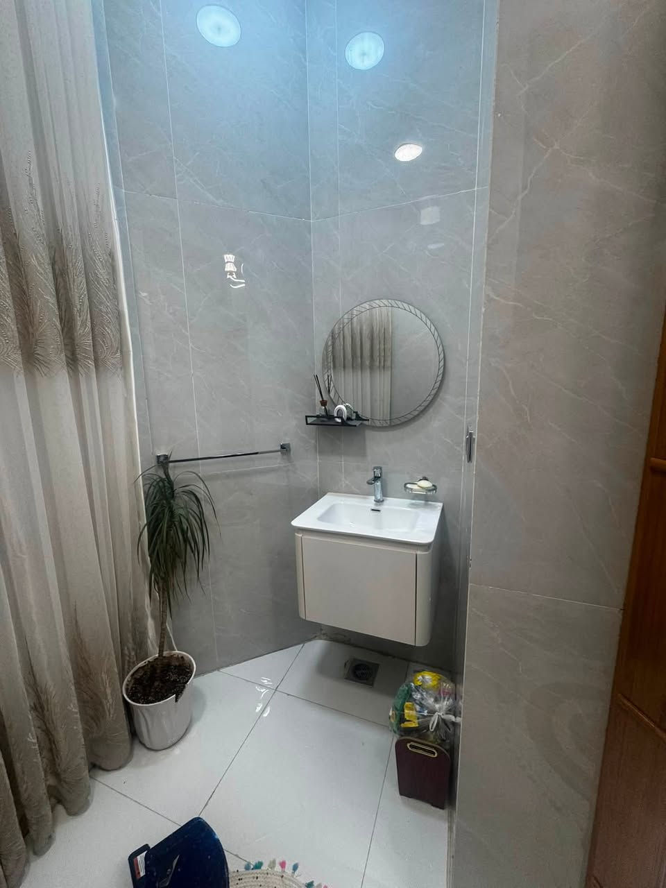 ⁨. 🏠دار حديث  طابو زراعي صرف لبيع موقع مميز 📍 🏠. 

. ((((🏢🏢🏢🏢 🧿🧿🧿)))) ⭕

الموقع/ حي الصحة شارع مطعم ابو صفاء يبعد عن شارع حلة بغداد اقل من 100 م  📍📍

 
المساحـــة الكليه / 230

الواجه /13

التفاصيل / الطابق الارضي / كراج ياخذ سيارتين صالة مفتوحه ع الهول مطبخ حار بارد غرفة نوم صحيات عدد 3 

الطابق الثاني / غرفتين نوم صحيات 

ملاحظة / الدار يباع مع الاثاث ابو بدون اثاث يحتوي ع منظومة طاقه شمسية 

 

السعر :  ***********  محمد الجنابي المدهش للعقارات

 
 
  شوارع نظاميه  تتوافر كافة الخدمات ماء كهرباء تبليط 

للمزيـــــد من الاستفســــــار مراسلــة الصفحــة او زيارة #شركة المدهش للعقارات والمقاولات 📍📍 
الكائن في الحلــــة - شــــــــارع بغداد قرب مدينة العاب المدهش فرع مطعم ابو صفاء الاول فرع الجسر المشاة  او الاتصــــــال علــــى

 ☎️***********_*********** ☎️
 متوفــــــر واتساب
💢لمــــــن يــــــرغب فــــــي عــــــرض عقاره طابــــــو صــــــرف او زراعــــــي او تجــــــاري يرجــــــى مراســــــلتنا 💢
#شركة _المدهش للعقارات والمقاولات⁩⁩
