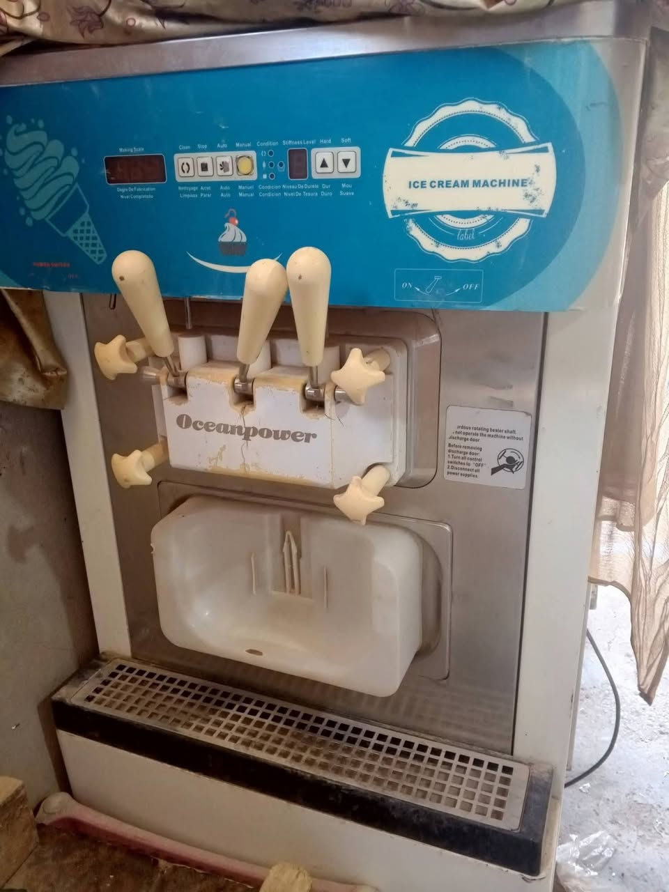 السلام عليكم
للبيع ماكينة آيس كريم سوفت (Soft Ice Cream) ماركة Oceanpower
3 نكهات (نكهتين + ميكس).
بحالة جيدة من الخارج.
جميع القطع موجودة.
للاستفسار واتساب ‪‏‪ ***********‬‏ 
أو اتصال ع هذا الرقم ***********
