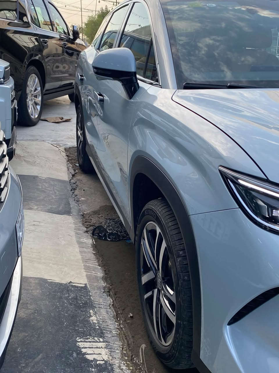 🚙 BYD Song L DM-i 2025_الفول مواصفات 

المحرك والنظام
 • بنزين 1.5 لتر، 4 سلندر
 • قوة البنزين: 101 حصان
 • عزم البنزين: 126 نيوتن.م
 • محرك كهربائي أمامي: 218 حصان / 160 kW
 • عزم الكهربائي: 260 نيوتن.م
 • النظام: DM-i Plug-in Hybrid
 • القير: E-CVT
 • الدفع: أمامي FWD
 • 0–100 كم/س: 7.7 ثانية
 • السرعة القصوى: 180 كم/س 

🔋 البطارية
 • Blade LFP
 • السعة: 12.9 kWh
 • المدى الكهربائي: 75 كم CLTC
 • الشحن السريع DC: غير موجود في الفئة العادية
 • الشحن AC: حوالي 3.9 ساعات
 • خزان الوقود: 60 لتر 

📏 الأبعاد
 • الطول: 4780 مم
 • العرض: 1898 مم
 • الارتفاع: 1670 مم
 • قاعدة العجلات: 2782 مم
 • 5 أبواب / 5 مقاعد
 • سعة الصندوق: 459 لتر، وتصل إلى 1550 لتر مع طي المقاعد. 

🛡️ الأمان

في الفئة العادية 75KM:
 • 6 وسائد هوائية تقريباً
 • ABS وEBD
 • ESP
 • Auto Hold
 • مساعد صعود المرتفعات
 • مراقبة ضغط الإطارات
 • كاميرا خلفية
 • حساسات ركن

☎️***********

7800km🛑

🛑بغداد البياع
