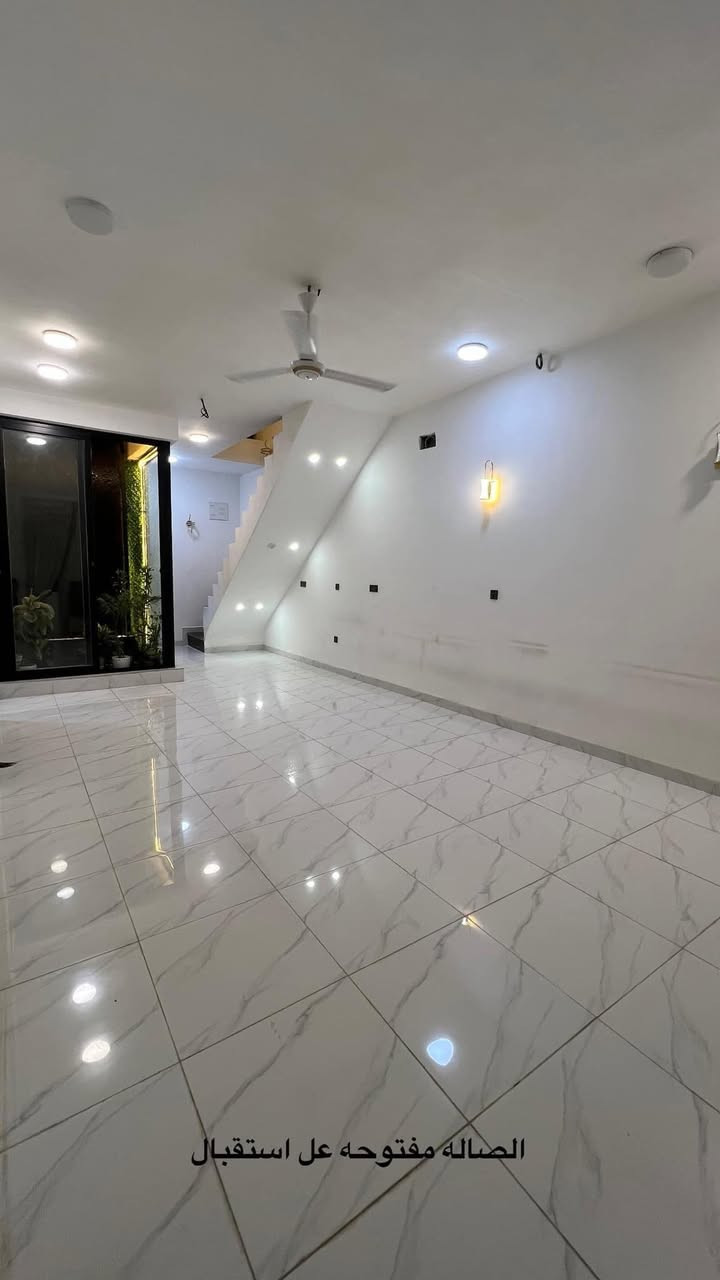 🏠 بيت حديث للبيع في كربلاء - طابقين بمساحة 100 متر ✨
📍 الموقع: كربلاء المقدسة - طريق الحر - حي الزيتون (قرب مدينة ألعاب نوارس كربلاء). المنطقة سكنية، مرتبة جداً، ويمتاز البيت بموقع مميز  من الخدمات.
📐 المواصفات العامة للبيت:
 المساحة الكلية: 100 متر.
 سنة البناء: بناء حديث عام 2025.
 عدد الطوابق: طابقين.
 الشارع: يقع البيت على شارع مبلط وعريض (بعرض 8 متر
سند 25 
⚡ الخدمات المتوفرة:
 [ماء، كهرباء وطنية متوفرة، مجاري، إنترنت] - المنطقة مخدومة بالكامل وقريبة من الأسواق والمدارس.
📜  سند بستنة.
📞 للتواصل والاستفسار والمعاينة:
 آسيا سيل.***********
 أو المراسلة مباشرة عبر الخاص.).
السعر 235 مليون
