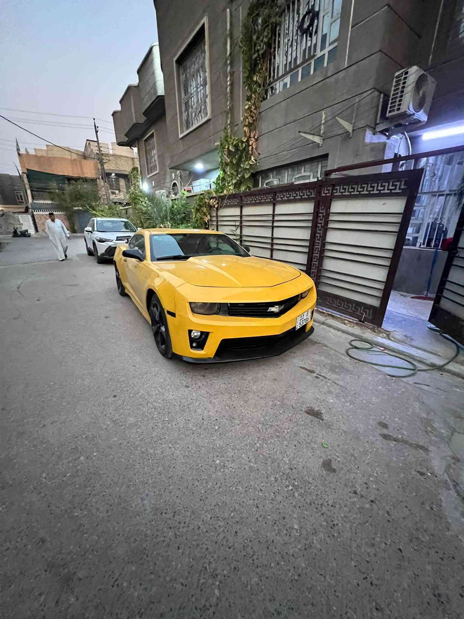 سلام عليكم
كمارو 2010 
سياره جاهزه وحلوه ونضيفه 
كير مكينه حاويه شادله 
سياره ضربته كلش بسيطه جاملغ الخلف السايق كلش زغيره 
معمره تعمير حلو صبغ عام نفس لونه 
لونه مميز رقم بغداد انگليزي شرط التحويل 
تبريد شغال
تخم ويل 20 وتايرات جدد 
شاشه اصليه 
سستم صوت 
دوشمه جديده
كشنات تحكم كهربائي 
صدر جديد مبدله 
وهاي السياره شوفت عينك 
شغل بكل وقت واطلع بيه محافظات
سعر 70 بيه مجال مكاني مطار بغداد 
وذا اكو مراوس اراوس 
*********** خط فعال 
***********رقم واتساب

