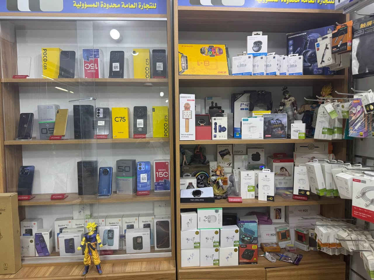 السلام عليكم شباب غراض محل مبايلات تصفين محل بس لكسسوارات ول مبايلات ول بليات كلهن تصفيه شلع بدون لميوزه وبقيه لغراض بس لبضاعه بيهن فيبات وشاحنات كيبلات وسماعة اغلب أغراض وكاله 
سعر شلعه ٨ملاين مكان نجف شارع المستوصف حي العداله  *********** النجف, العراق
