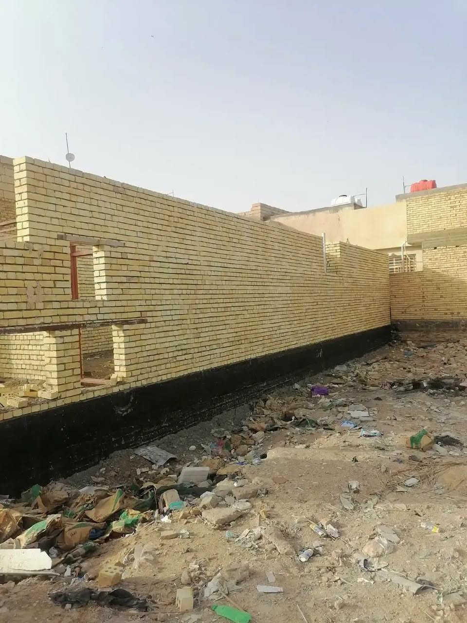 خلفة بناء في كربلاء.
***********
