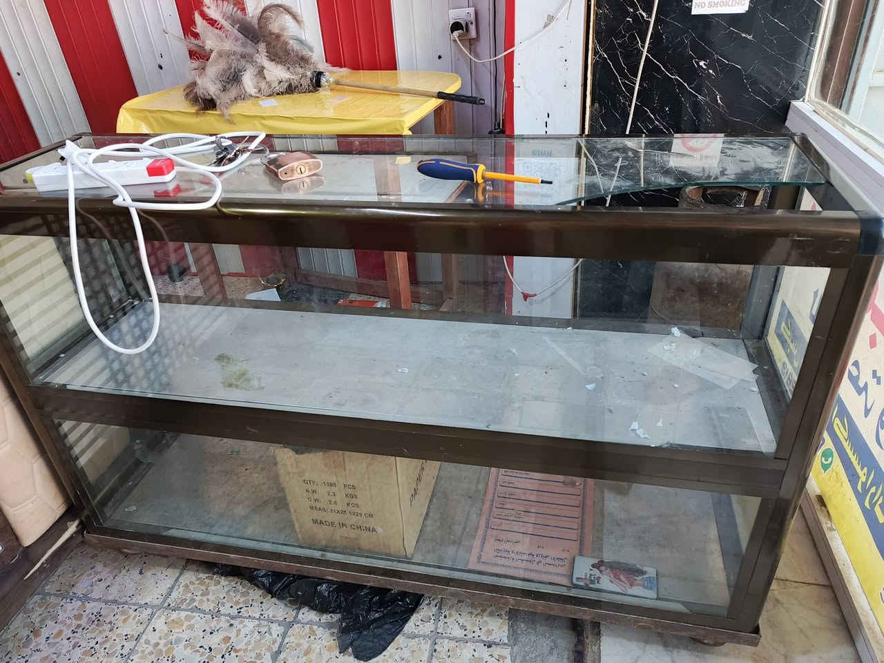 ميز مكتبي نظافه  90 ٪ 
الطول متر وعشرين    
العرض متر الى ربع 

ميز الميوم 
الطول متر ونص 

***********.
سوق الشيوخ.  شارع القادسية
