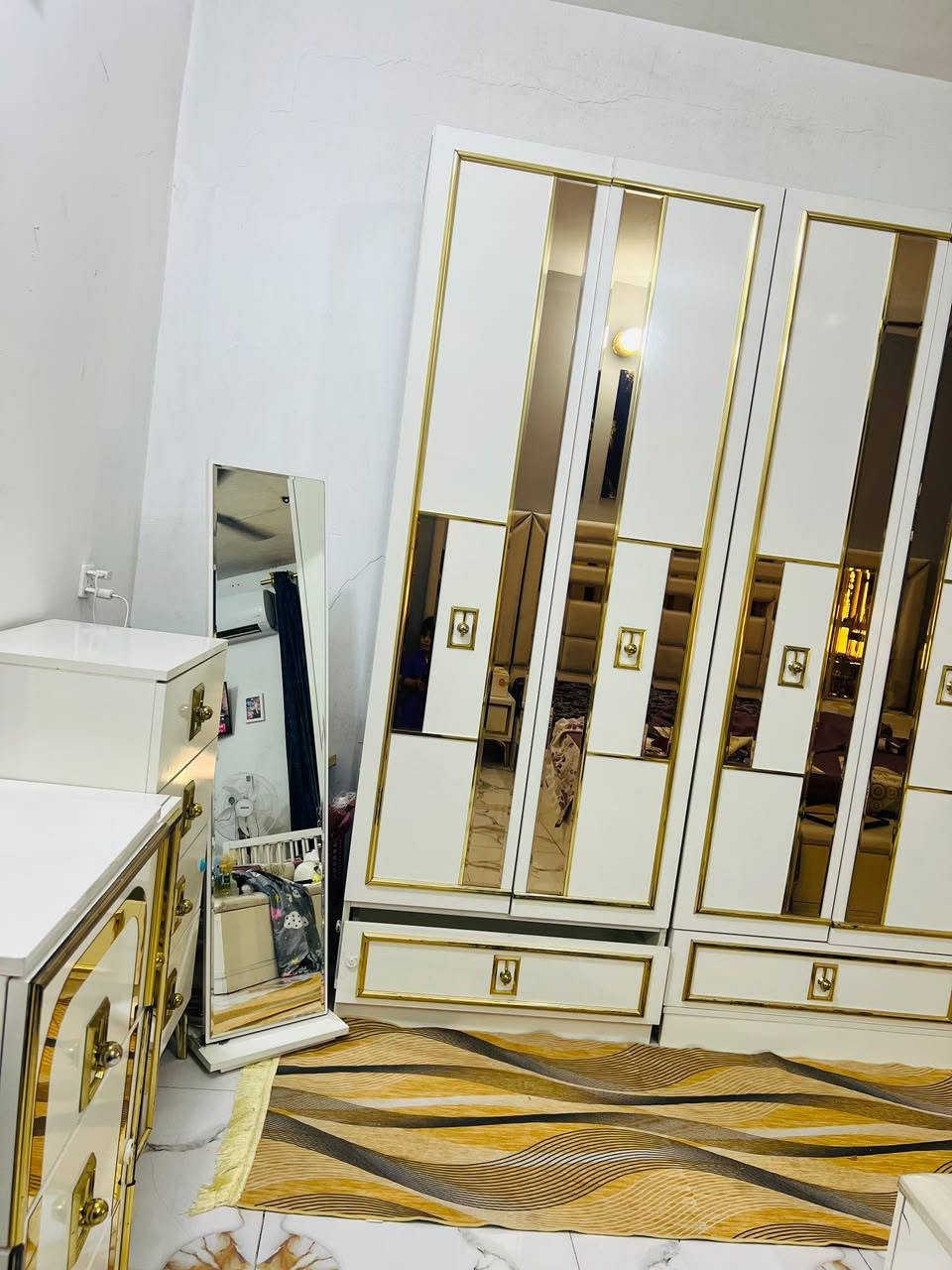 غرفه للبيع تركي 10قطع  نضافه 90بلميه ايستفسار هاذا الرقم *********** العنوان بغداد السياحي. السعر مليون وربع وبيهه مجال
