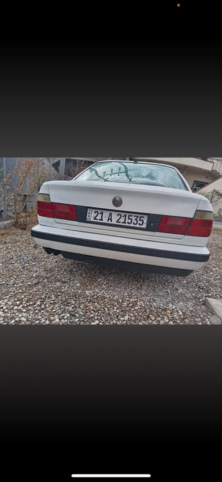 BMW 520i 
مۆدێل ١٩٩٠ گێڕو مەکینەی بە شەرت پارچەو پەڵەیەک بۆیاخی هەیە کوشن سیاحی ناوو دەری جوان ماوەتەوە سڵاید گەرمی مەزبوت سەنەوی تا نزیکی 2030 تازەیە تەحویل بە شەرت چەکوشی پێوە نیە قرچێکی بەسیتی هەیە شایەنی باس نیە سعری ٥٤ گەڵا معامەلەیەکی کەم لە سلێمانیم ابراهیم ئەحمەد
***********
