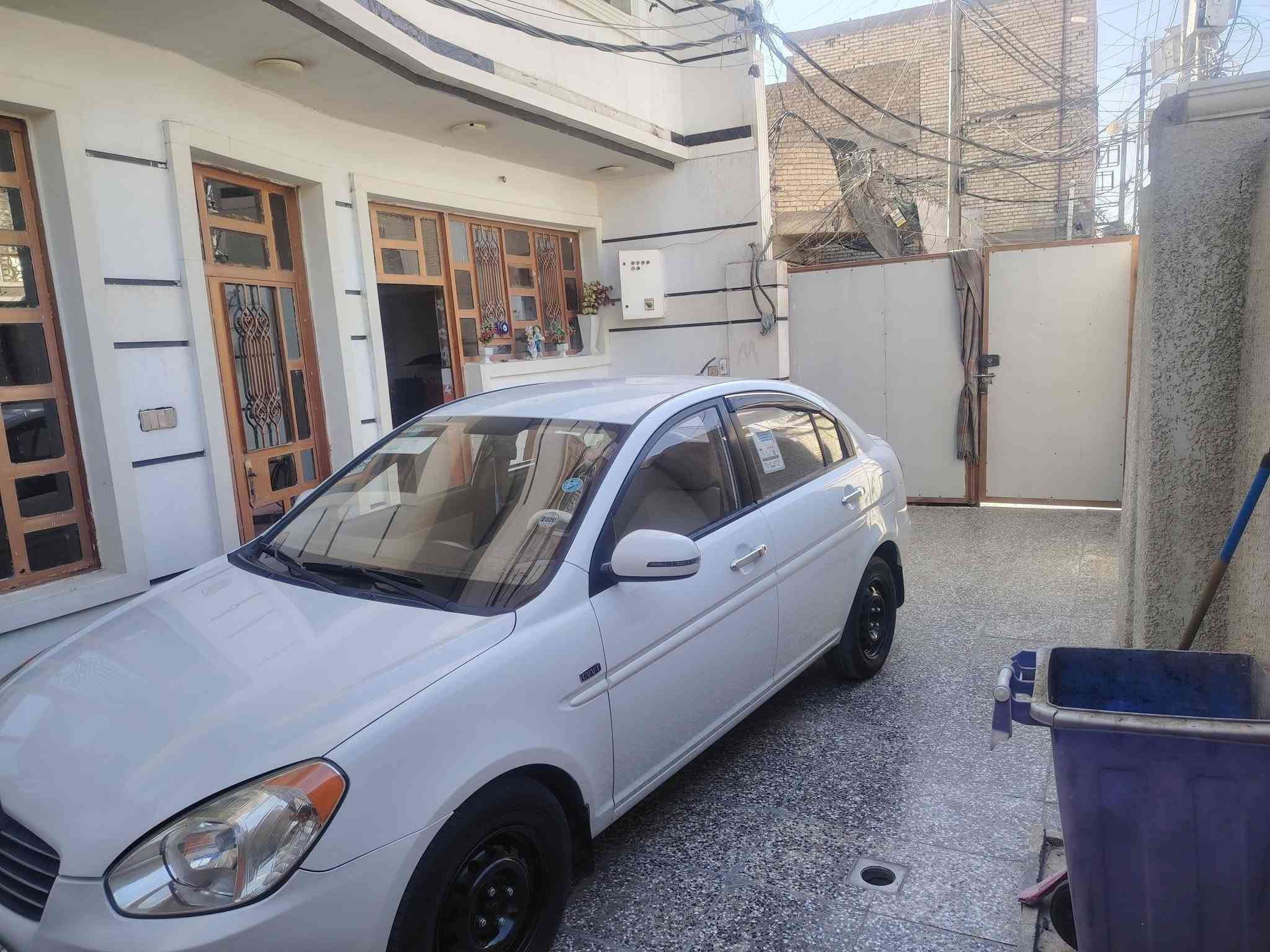 السلام عليكم بيت في شارع ابو الدهن البيت عالشارع العام ركن على الشارعين على الفرع وعلى شارع ابو الدهن مساحه البيت 130 متر الوجه 10 والنزال 13 البيت يتكون من استقبال 6 × 4 ومطبخ خمسه في اربعه وصاله اثنين في اربعه غرفه خمسه في خمسه في الطابق الارضي ثلاث غرف في القاط الثاني 6:00 مساحه الغرفه 6 × 4 5 × 4 الغرفه الثانيه والغرفه الثالثه 5 x 5 بنيان البيت 2019 مع العلم البيت تجاري وبي جراج 50 متر يعني تقدر تستغله محلات او تعوفه كراج السعر خاص ***********
