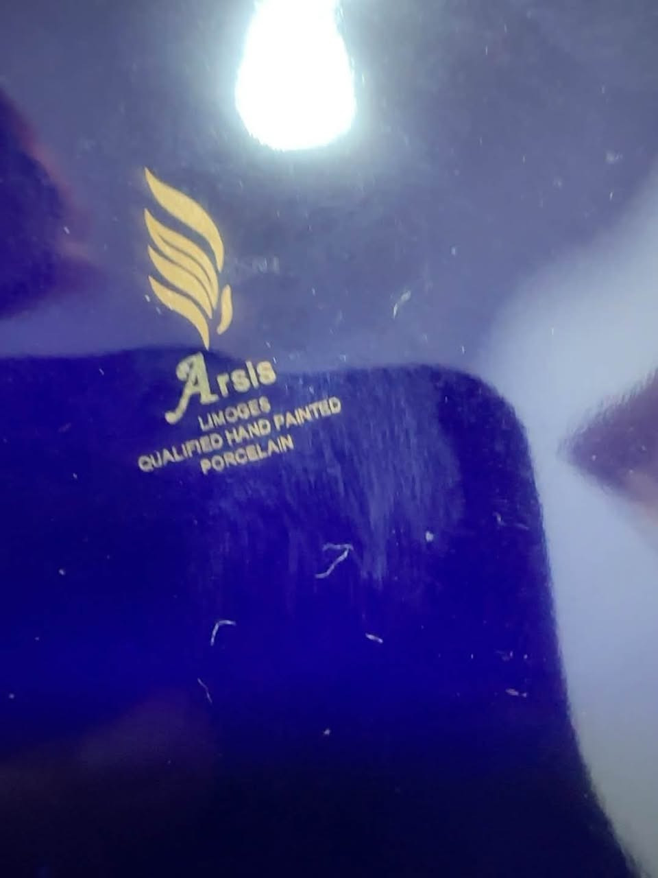 للبيع: كاسة بورسلين فاخرة (طراز ليموج فرنسي) ✨
قطعة ديكور أنيقة باللون الأزرق الملكي والتذهيب اليدوي (Hand Painted) من ماركة Arsis الفاخرة، حالة ممتازة جداً والنظافة فول. قطعتين فقط   
سعر القطع 65 قطعتين ب120 مكاني بغداد المنصور
