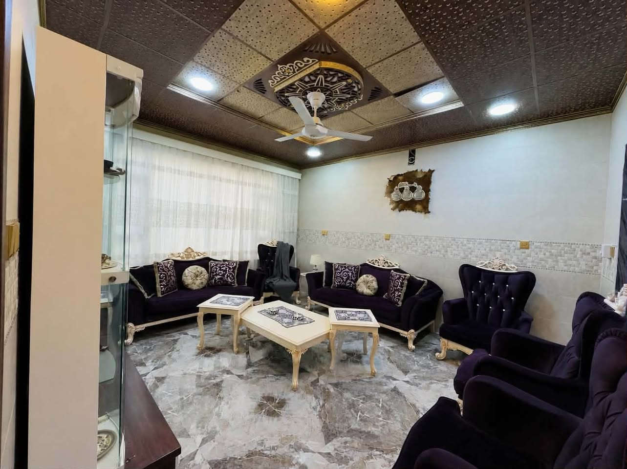 بيت في حي الملايين الاولى خلف الكمرك ( جمعية الرياضيين ) .
مساحة 265 م 
يحتوي الطابق الاول على هول ، استقبال ، مطبخ ، صحيات ، غرفة 
يحتوي الطابق الثاني على 4 غرف وحده منهم تحتوي على دريس روم ، مخزن  ، صحيات  
الطابق الثالث بيتونه 
للتواصل : *********** بيه واتساب .
