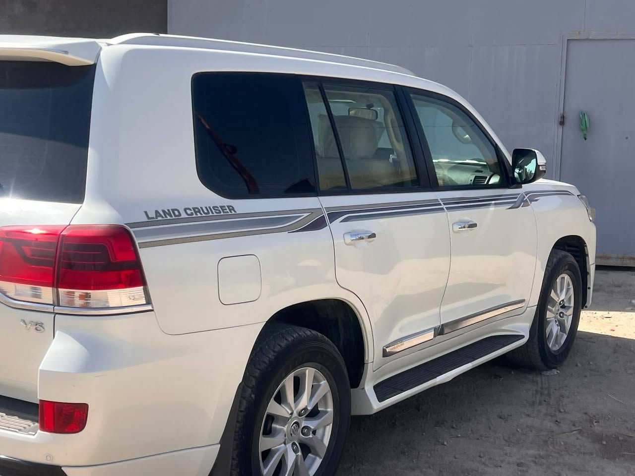 ‏🚘 للبيع | تۆیۆتا لاندکروزر 2018 | Toyota Land Cruiser 2018
‏* تويوتا لاندكروزر 2018 بريم / رقم بغداد
‏* SAS باب أول – White Edition
‏* فل كامل (1/1)
‏* محرك 4000 
‏* رادار أمامي
‏* شبك أبيض ونيكل
‏* لايت تحت الدوسة
‏* دبل ماوس
‏* شحن لاسلكي
‏* لايت أسود (Black Edition)
‏* فتحة سقف
‏* بصمة تشغيل
‏* كشاف خلفي
‏* حساسات أمامية وخلفية
‏* أوتو لايت
‏* 8 Airbags
‏* كرسيان كهرباء جلد أصلي
‏* تكاية خلفية مع حامل أكواب وقاصة (Cool Box)
‏* تشغيل عن بُعد
‏* تحكمات ستيرن
‏* مثبت سرعة (Cruise Control)
‏* شاشة كبيرة تدعم Android Auto & Apple CarPlay
‏* مرآة داخلية تعتيم أوتوماتيكي
‏* لايت زينون LED
‏* باقي مواصفات الـ White Edition الفل معروفة
‏
‏* المحرك والگير على وضع الشركة 
‏* تايرات جديدة.
‏* السيارة مكفولة والسونار مرفق
‏* الهزة والسنوية مجددات.
‏* تحويل ثاني يوم. العنوان/ الحله الحمزه الغربي
‏السعر     50000$      وبي مجال قليل
‏الاستفسار /  ***********  
اتصل مكلف بالنشر 
‏
