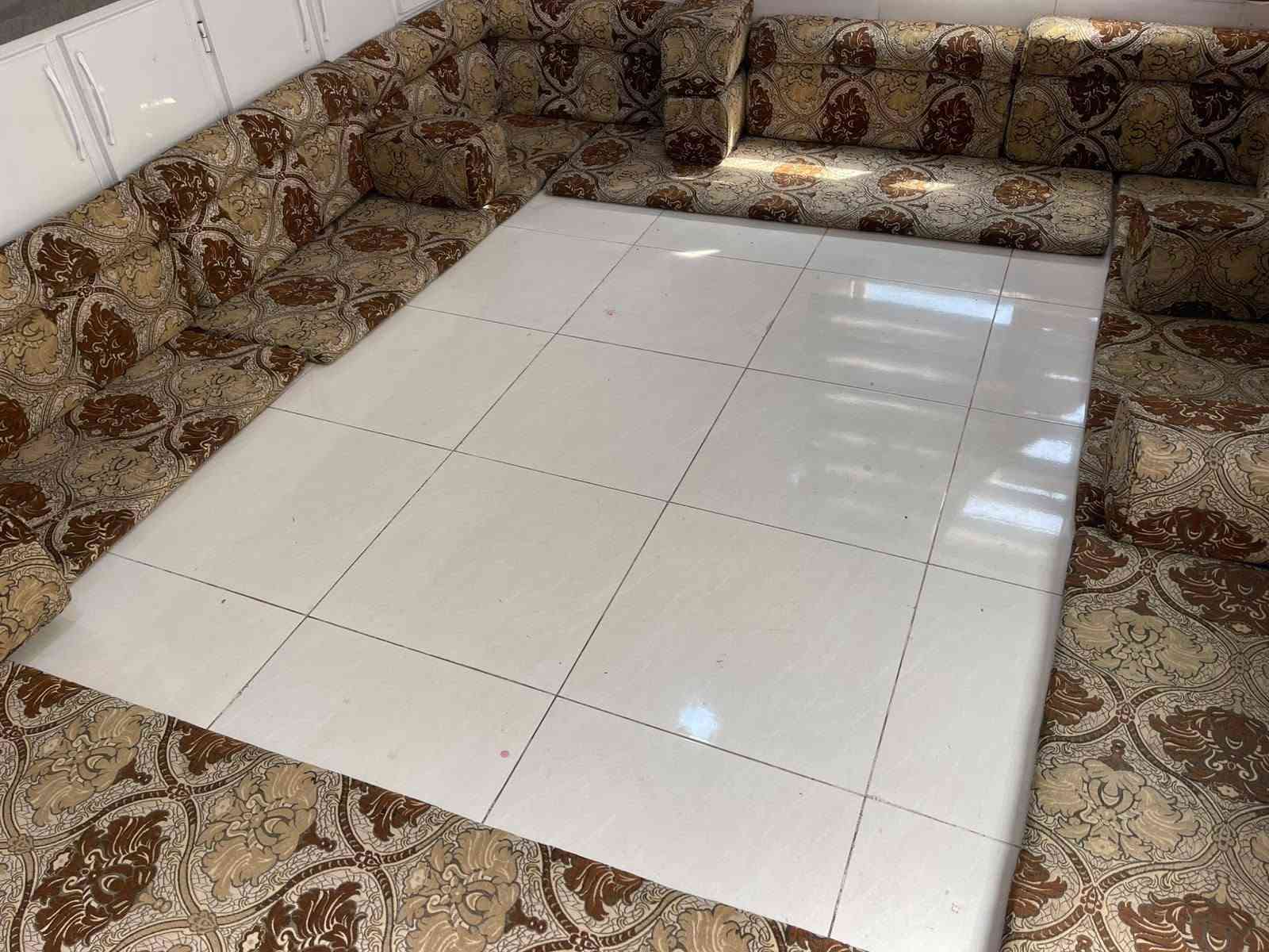 جلسه سعوديه الاصليه حبيبات مضغوطه وجهين نضيفه مابيه اي ضرر 14 متر سعره 175 المكان مجمع الاميرات لاتصال *********** النجف, العراق
