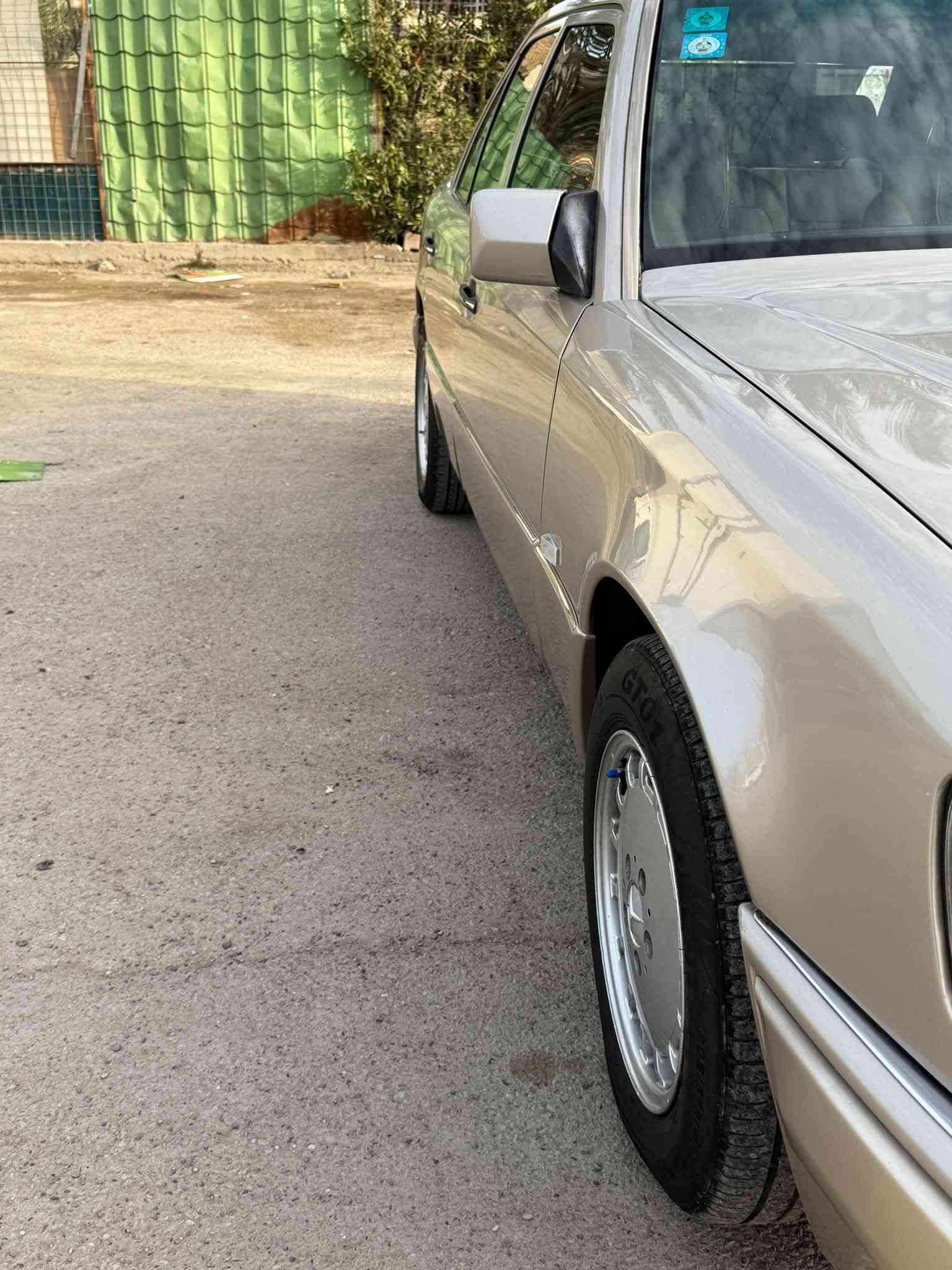 سلام عليكم
للبيع مارسدس دب 300SE
محرك ففتي محور ياباني 
كهربائيات كله شغاله 
جام كهربائي اربع بيبان 
سلايد روف فتحت سقف شغاله طكتين 
اريد كهرباء 
تبريد شغال 
تخم تاير جديد 
رقم بغداد بسم ثاني يوم تحويل
حداديه جيده 
او مراوس مع مارسدس رئاسي باب قصير 
اي استفسار اتصل  ‭***********‬
