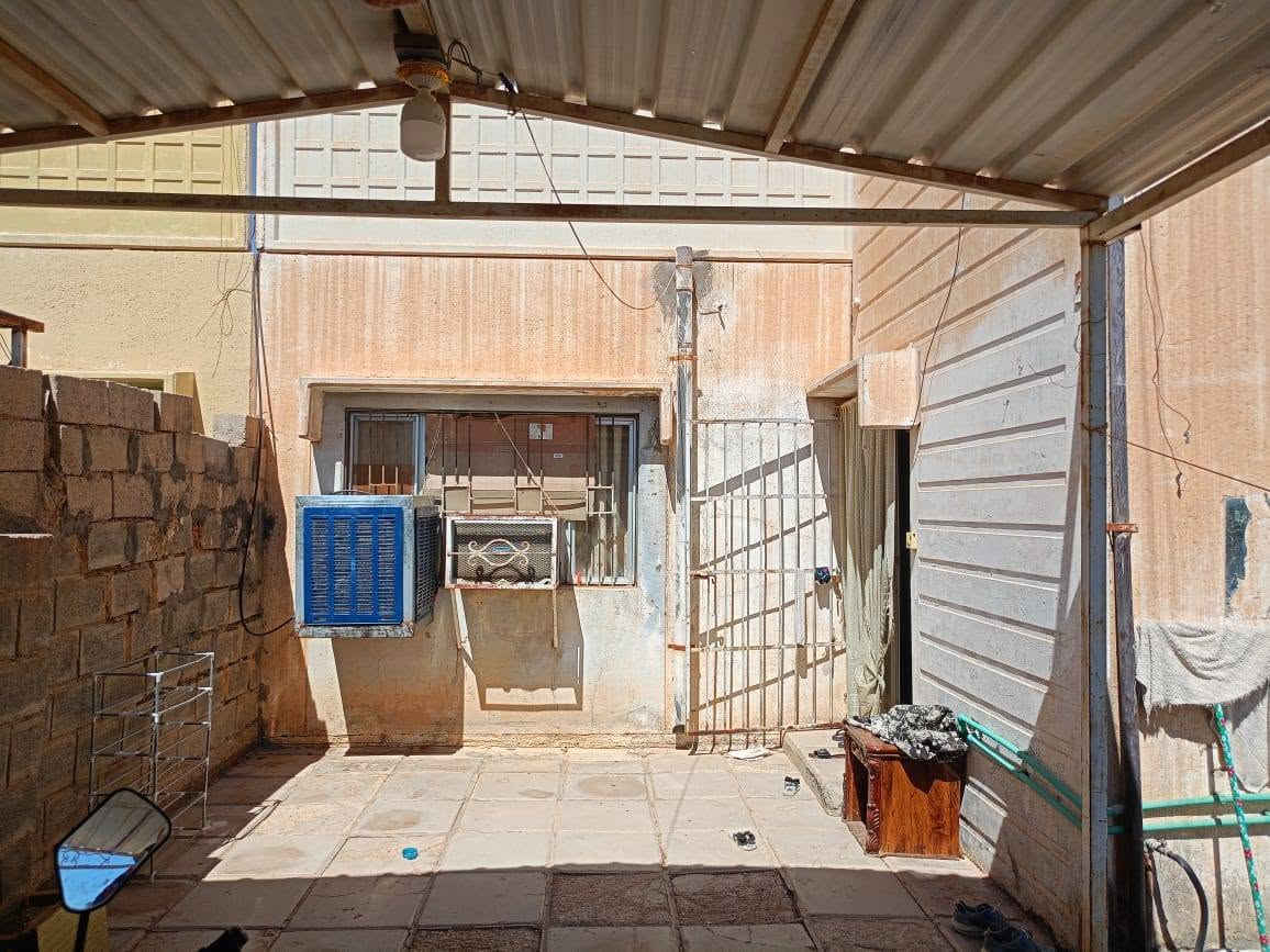 للبيع بيت نوع بيوان( B1 ) في مرحلة السمنت نظيف جدا وجاهز للسكن كما موضح في الصور . السعر ٤٨ مليون وبي مجال بسيط للتواصل ع الرقم ***********
