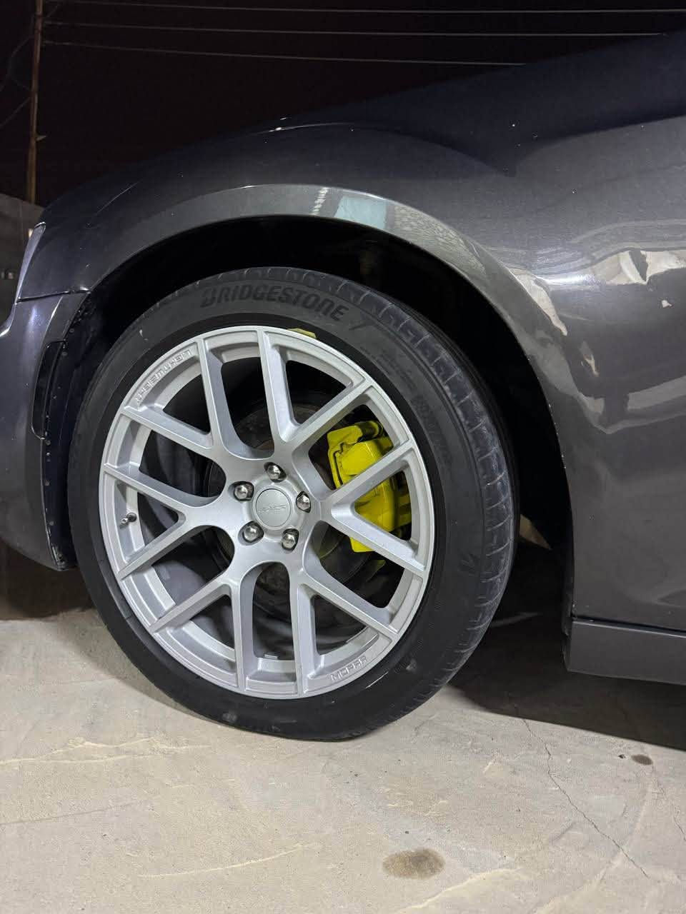 السلام عليكم كلايسلر s300 3600 موديل 2015 معلايه 20 وبيها معامله رقم بصره انكليزي حادثها جاملغ وبنيد لجاملغ نفسه  لسياره جاهزه كير ومكينه واكسل تبريد بيع او مراوس بهيمي 5700 جارجر اوباما جيب عادي مكاني بصره ***********
