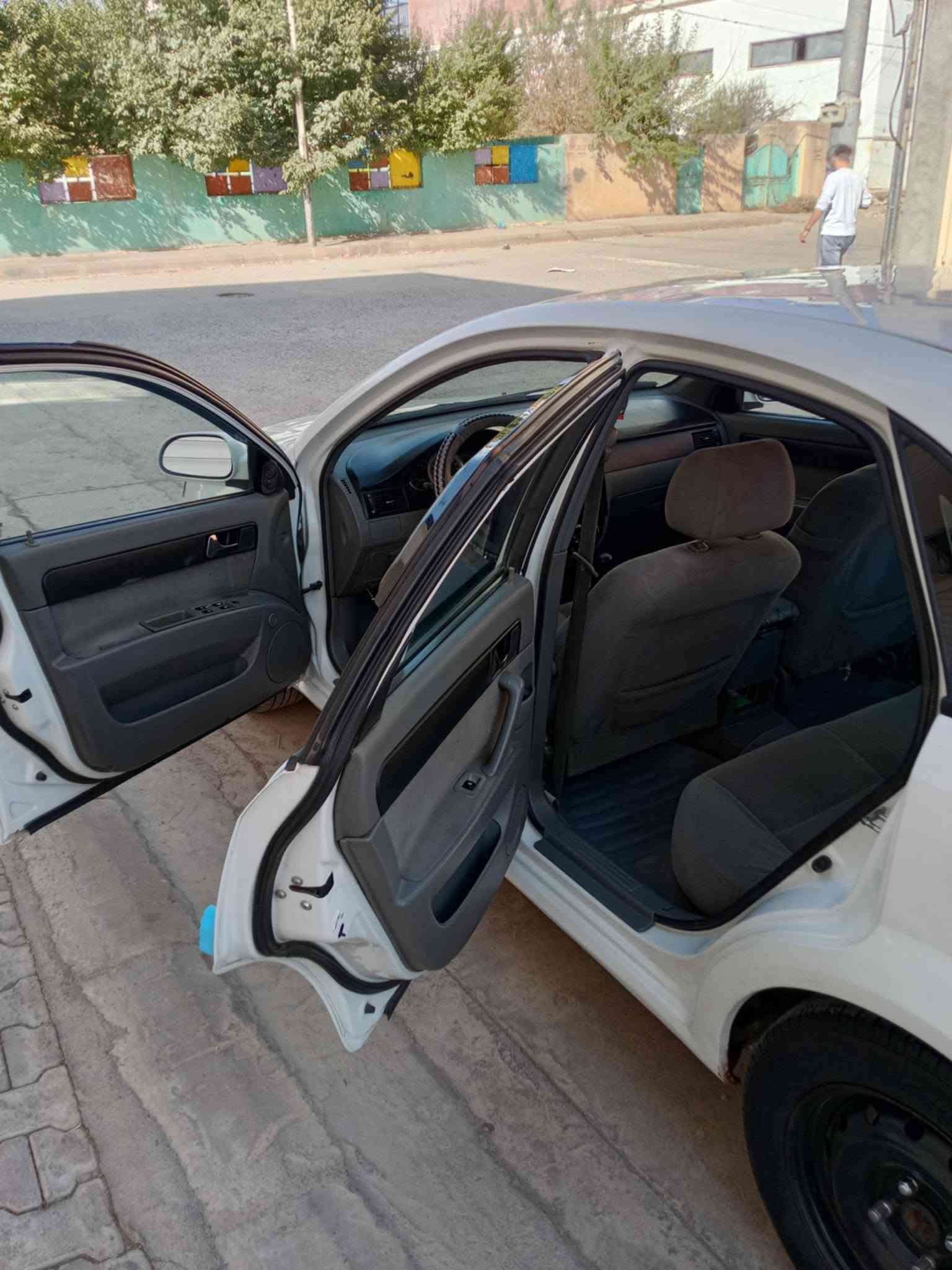 ئةم سةيارة بؤ فڕؤشتن 2011 گێر و مةكينة و تةبريد بة شةرت رةقةم و سةنةوية بة شةرت ئةصلي مالى مةدةني نيية يةك پارچة بؤياخ كارةبائي هةموو بة شةرت شاشة أيپاد نرخي 42 و مةجالي كةمي هةية بؤ زانياري (***********)واتسابيش لة سةري
