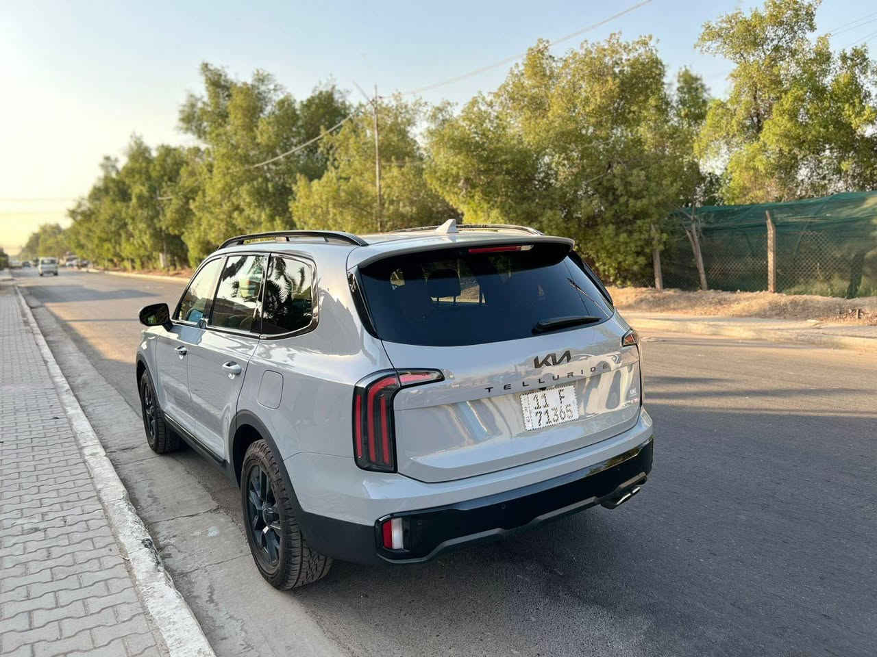 السلام عليكم
للبيع كيا تيلورايد موديل ٢٥ شهداء باسمنة تاخذ وكالة عند الشراء
فئة sx xpro برستيج لون اسمنتي 
فول مواصفات 
فتحتين سقف 
داخل مشمشي 
سقف كنتارا 
٥ كامرات 
حساسات امامي خلفي 
تبريد كشنات وتدفئة 
هيتر ستيرن + اهتزاز عند الخروج من المسار 
مساج كشن السائق + ميموري خزن 
رادارات امامي خلفي جانبي 
صندوق كهرباء 
تشغيل عن بعد 
تحديد مسار 
سستم صوت هارمن كاردن 
٥ وضعيات قيادة + فور ويل 

ملاحظة ‼️‼️ السيارة بيها نقص رادارت الامامية الجانبية ‼️
 بيه جاملغ وبارد بلبنيد فقط 
مكاني بغداد الجديده 
السعر ٣١٠
هاتف ***********
