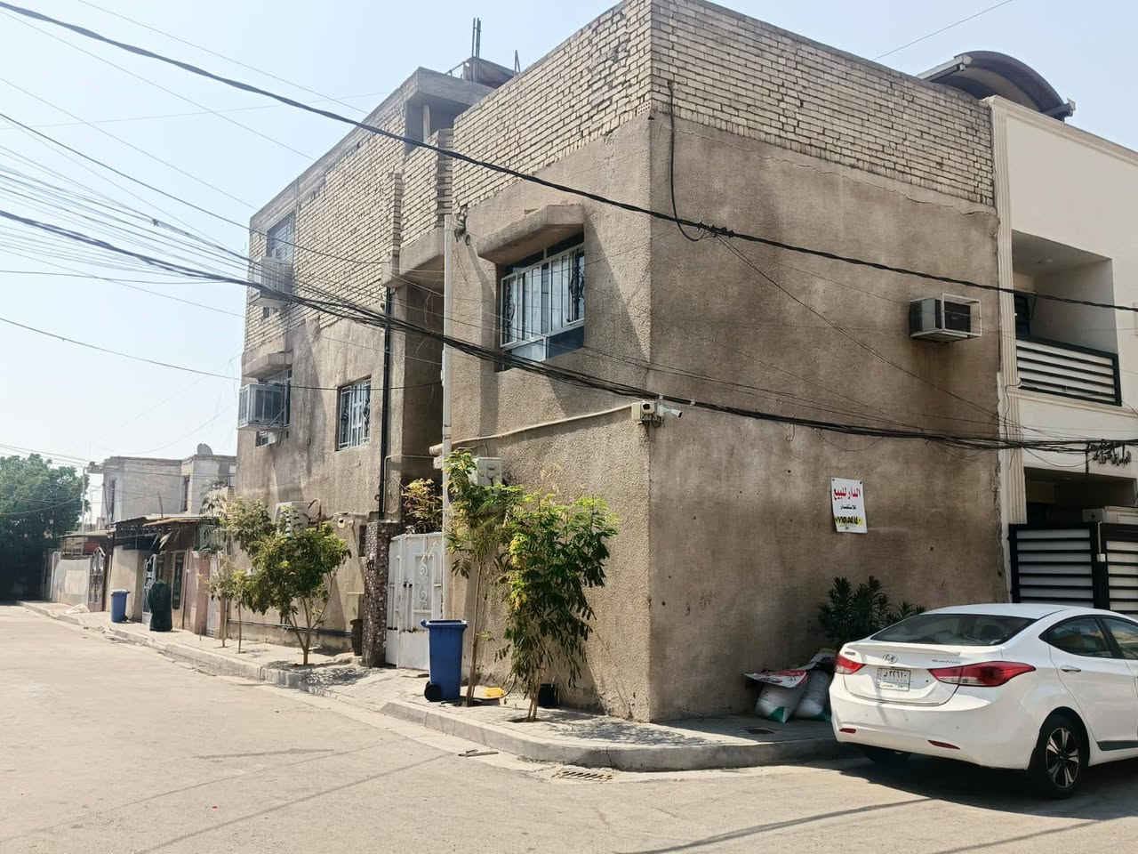 السلام عليكم بيت لبيع 
الواجه 5 
والنزال 15 
يحتوي على 3 غرف نوم 
واستقبال وهول ومطبخ حار مطبخ عادي 
3 حمامات
عنوان الشعب شارع لاسواق المركزية 
منطقة حي الباقر 

السعر 145 مليون 
الاتصال ***********
