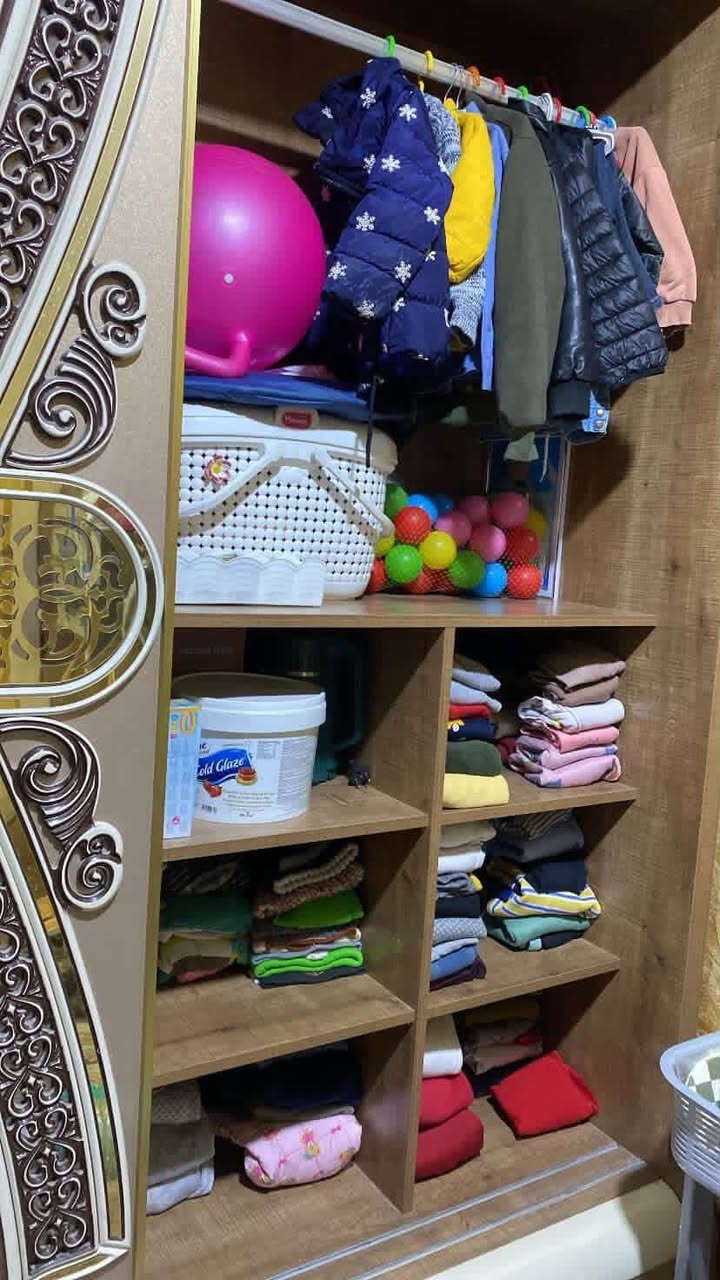 غرفه  تركي خشب بلوك  اصلي 10 قطع   تحتوي. على:
طابوريه 
ميز تواليت
جربايه مع ميوزه 2 
قنفه
كنتور
ملحق ابو بابين 
زاويه مع مخزن 3 خانات 
ميز 4 جرارات
السعر مليون و750
للاستسفار اتصل على الرقم
 +964 773 362 4751
