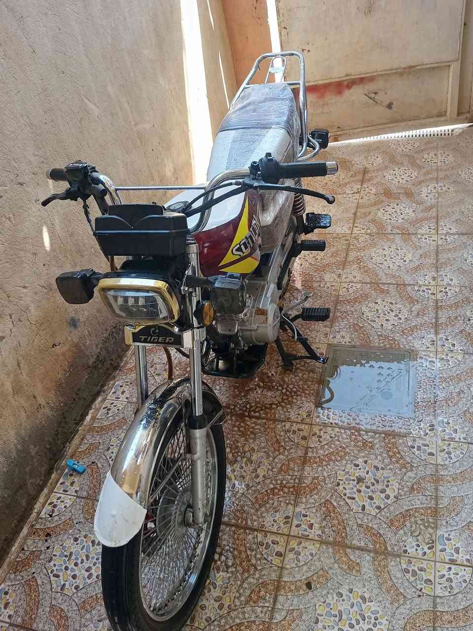 السلام عليكم دراجه للبيع موديل 24 محرك ما مفتوح برغبي دراجه خير من الله السعر 625 وبيها مجال مكاني ديالى الخالص ***********
