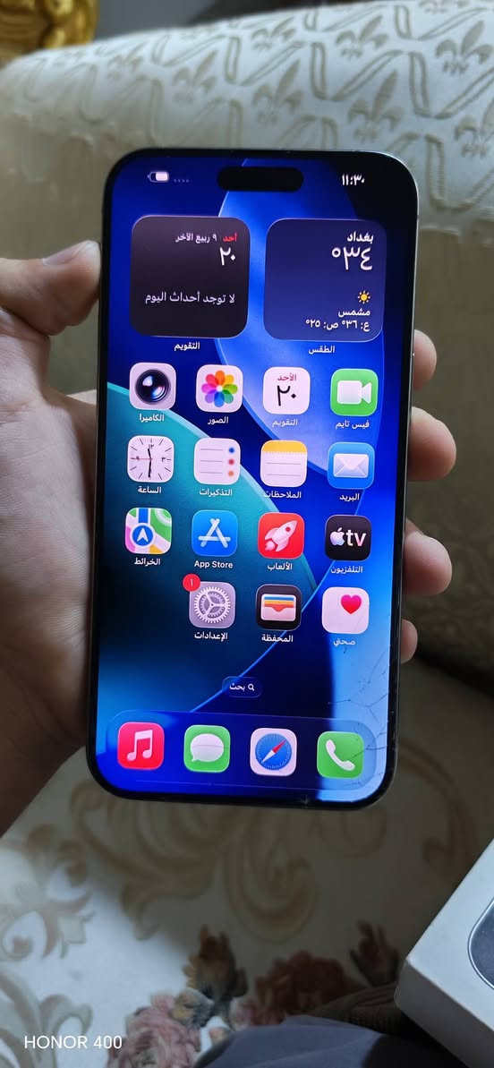 السلام عليكم إيفون 15 برو ماكس ماستر شرق اوسط  ذاكره 256 بطاريه 87 بلاد مكفول من الفتح وتر بروف الجهاز برغي ممفتوح بي بي فطر بل كلاس ونقطه سوده كلش صغيره بل وضع الداكن أبد متبين أثر وكعه 
السعر 730  ملحقاته كامله 
حله بكرلي 
***********

نص مكتوب في الصور:
- HONOR 400