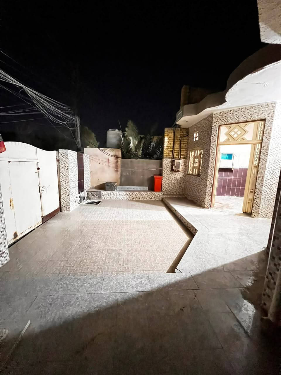 بيت للبيع المساحه 200 طابق ونص الطابق الارضي يتكون من اثنين غرف نوم والاستقبال 5*7 ومطبخ 4*7 وحمام داخلي وصحيات خارجيه وصاله 9*5 ومدخل 
أما طابق ثاني
صاله وغرفه 6*5
موقع البيت حي الامام الرضا جيران النائب غايب العميري وقريب من مدرسه ثانوية نقاء الاهلية للمزيد التواصل مع الرقم
‭***********‬ ‬
