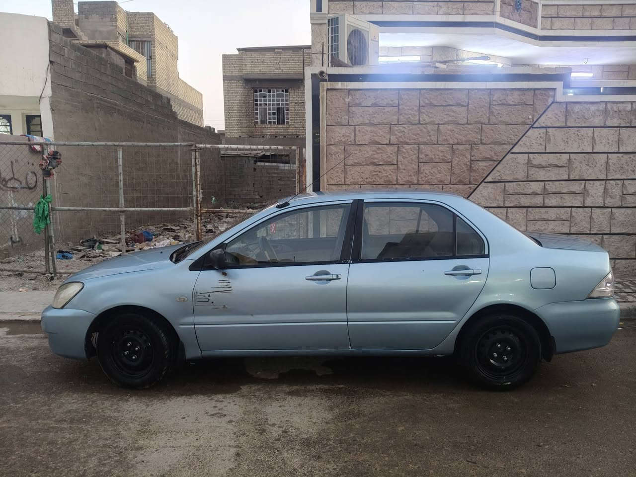 السلام عليكم لانسر بومه موديل 2005 ياباني 
السياره مصبوغه عام بيها ضربه بل صندوك وجاملغ الخلفي مصبوغه ومعمره حلوه عضمتها السياره اوتوماتيك محرك 150 كير ومحرك خير من الله تبريد ثلج السياره جاهزه وين ميعجبك مكاني بغداد الكماليه السعر (50) رقم الهاتف***********
