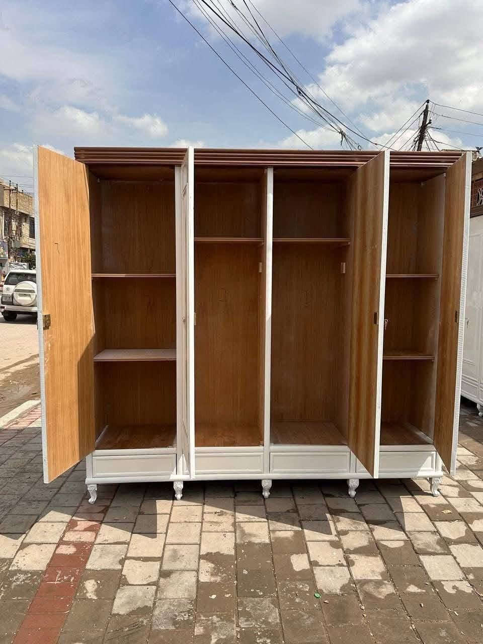(معرض الليث)
كنتور اربع ابواب
الخارج ام دي اف 6 ملم الداخل صاج 4 ملم
ضهر جرجوبة (براغي)
سعر الكنتور 550 قفل
مع امكانية اضافة مرايا ب 25 
مع النقل و الشد داخل بغداد🚛
كنتور 4 باب
- ارتفاع مترين و 20 سم 
- العرض مترين و 40 سم 
- العمق 60 سم
- عرض كل خانة 60 سم
للحجز والاستفسار *********** 
———————————————————
#اكسبلور #فولو #لايكات #غرف_نوم #اثاث
