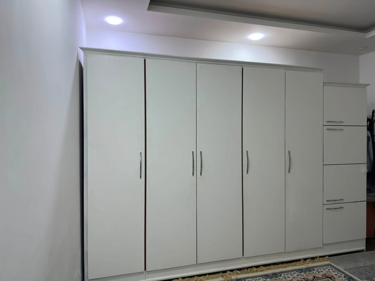 کەنتۆری جل و نوێن
رەنگی سپی کراوە و بۆیاخی ئەوێت 
٥ تاکە و بە بچوکەکانەوە ٨ 
دەستکردەو بە دروست کردن دراوە 
نرخی ٢٠٠ و معامەلە 
شکاوی و روشاوی نیە
پانی ٣،٢٠
بەرزی ٢،١٨
ناونیشان /سلێمانی
***********
