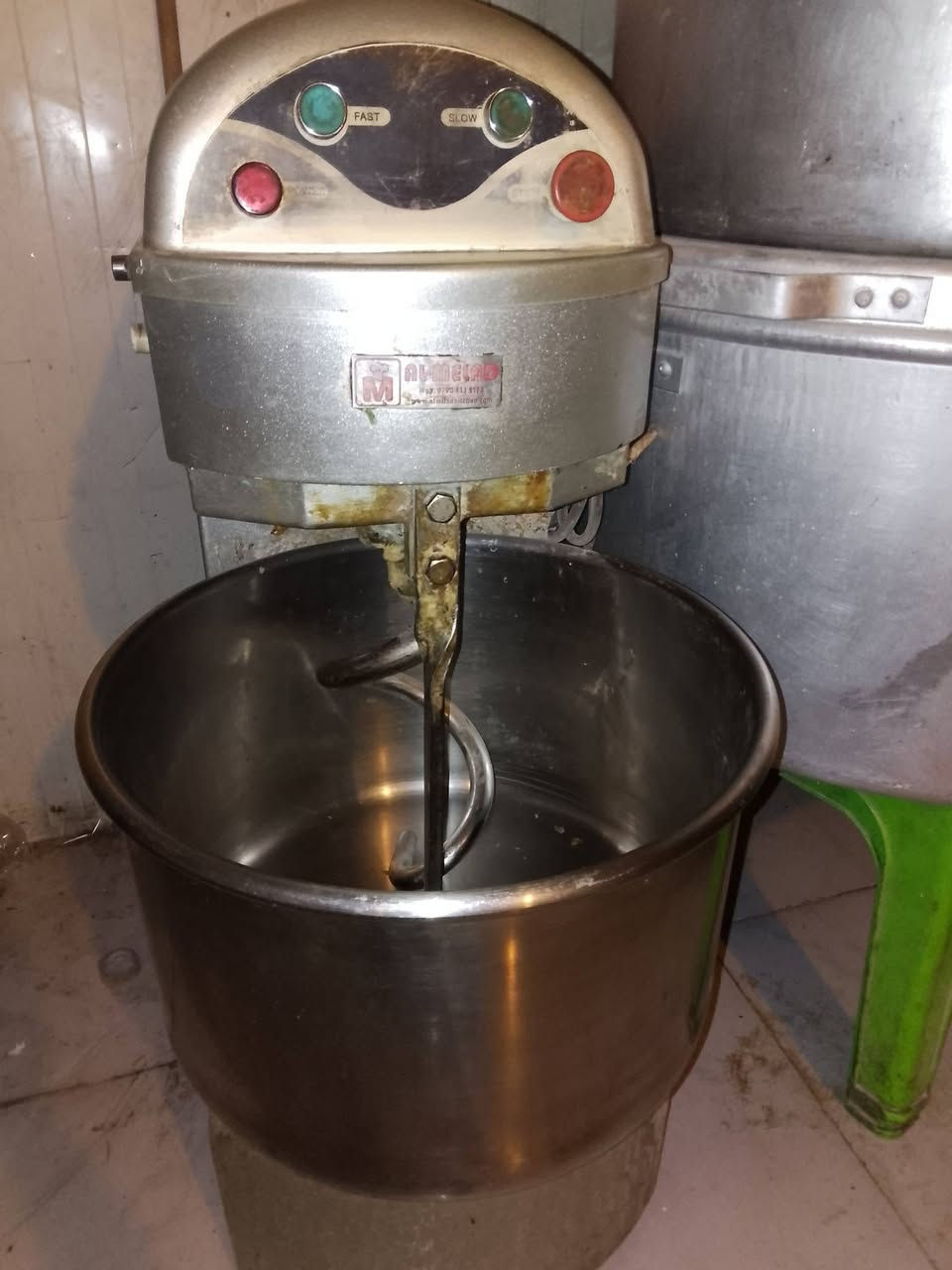 عجانه لولبيه البلديه وموطورهه ياباني أربعين لتر يعني طحين تعجن عشرين كيلو السعر مليون الاستفسار ***********
